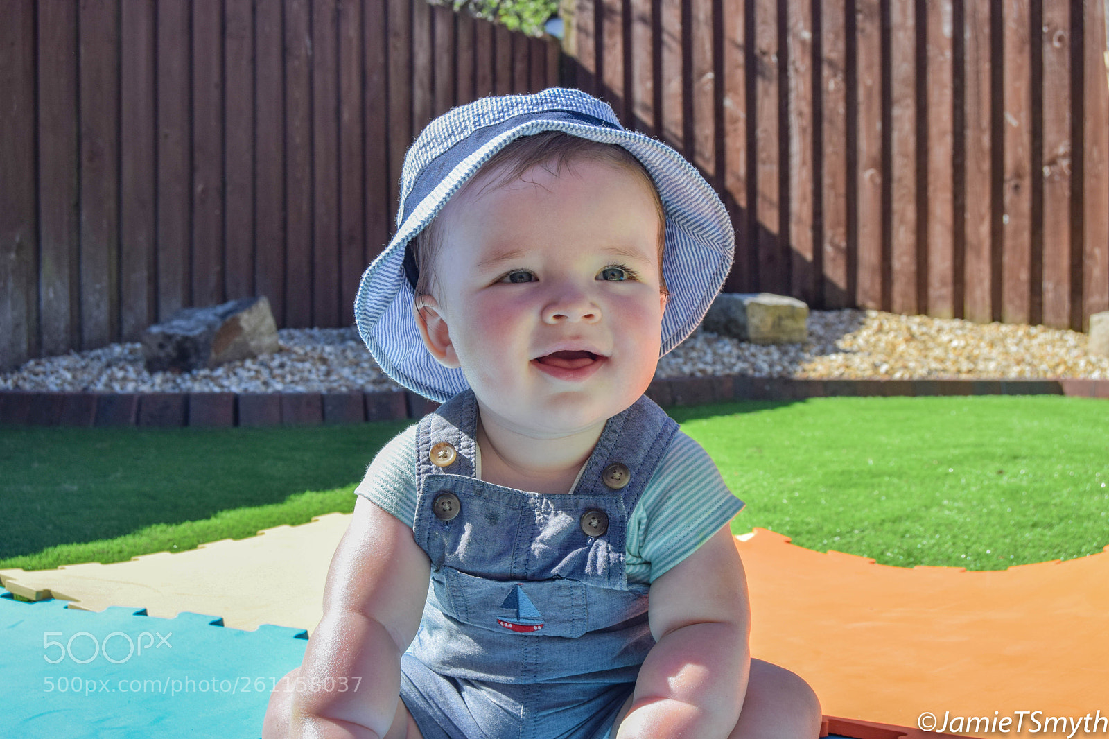 Nikon D3300 sample photo. Distracted by mummy photography
