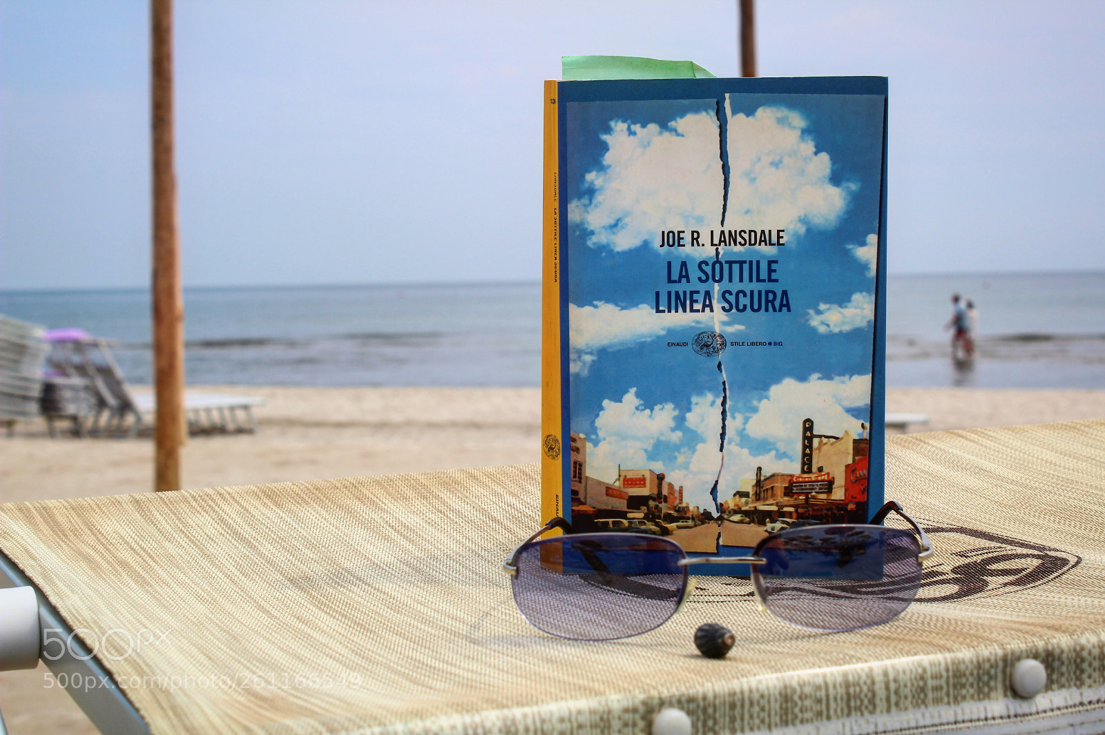Canon EOS 1200D (EOS Rebel T5 / EOS Kiss X70 / EOS Hi) sample photo. Book in the beachwear photography