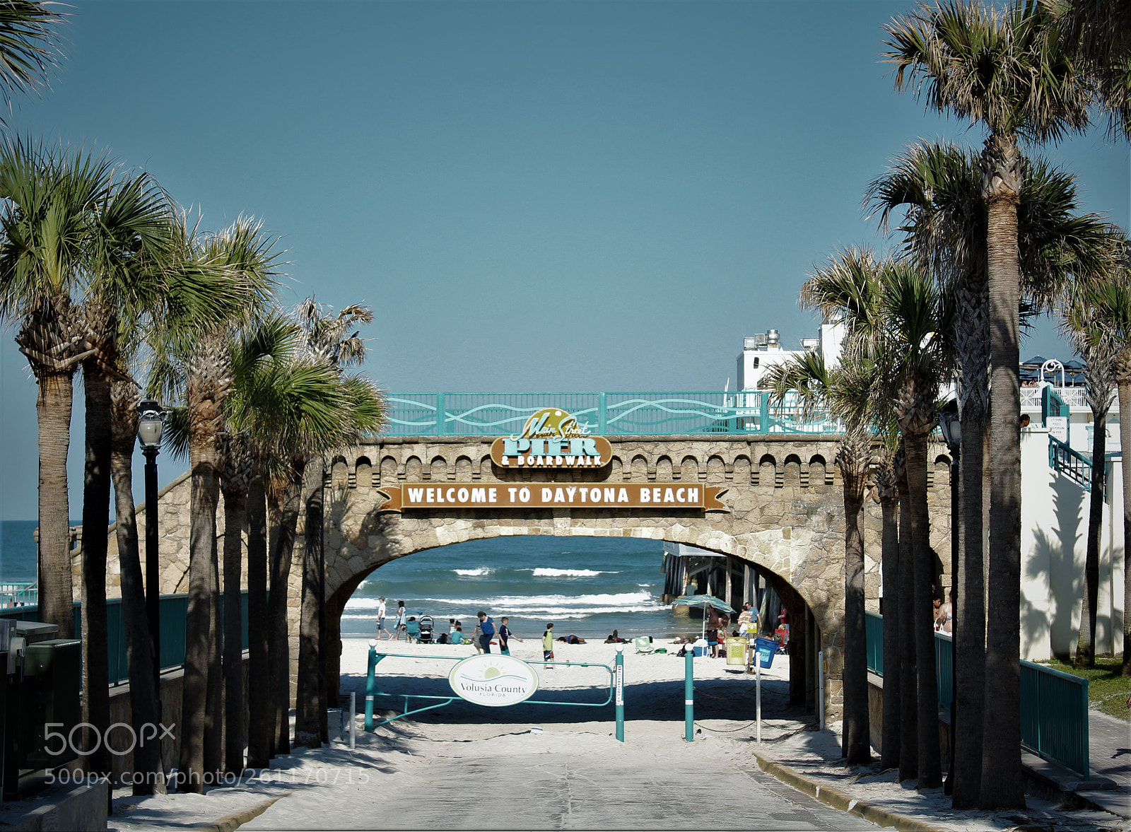 Canon EOS 1200D (EOS Rebel T5 / EOS Kiss X70 / EOS Hi) sample photo. Entrance to daytona beach photography