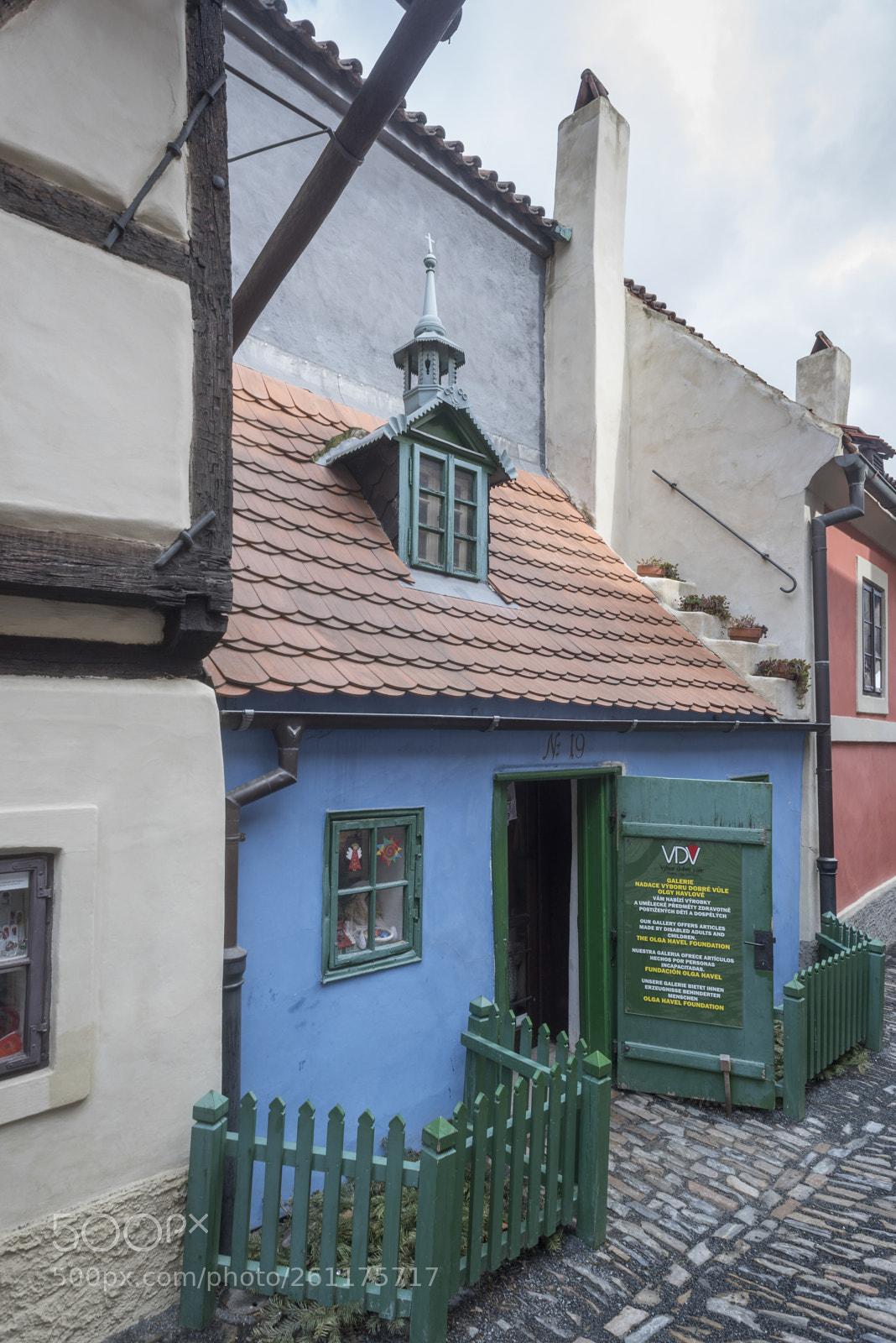 Nikon D810 sample photo. Souvenir shop in golden photography