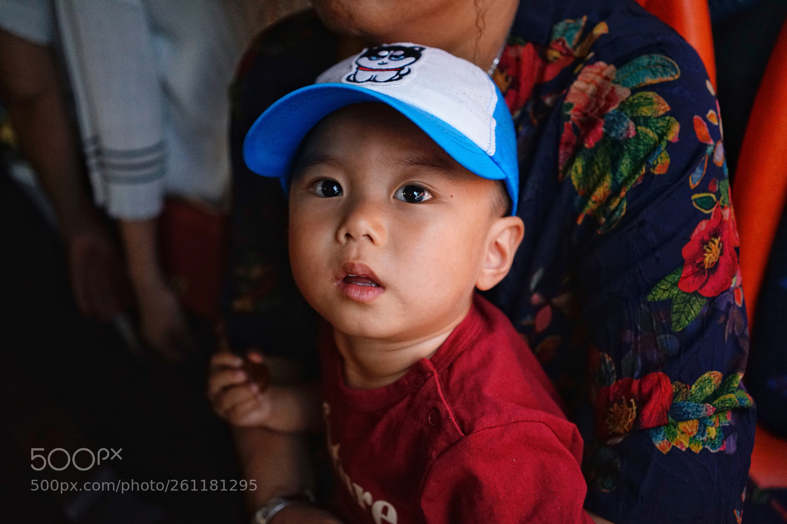 Sony a7 II sample photo. 在公交车上，这个小孩坐在我前面较高的座位上，我站着，抬手拍下，他正好在看镜头。 photography