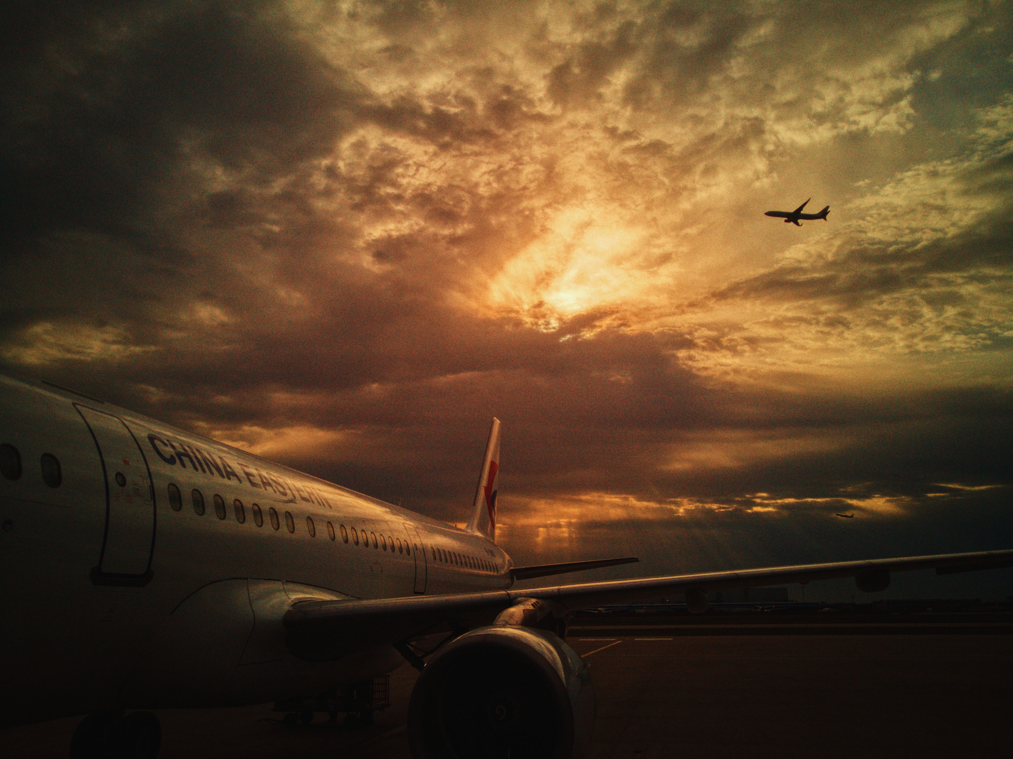 HUAWEI P10 Plus sample photo. Airport photography