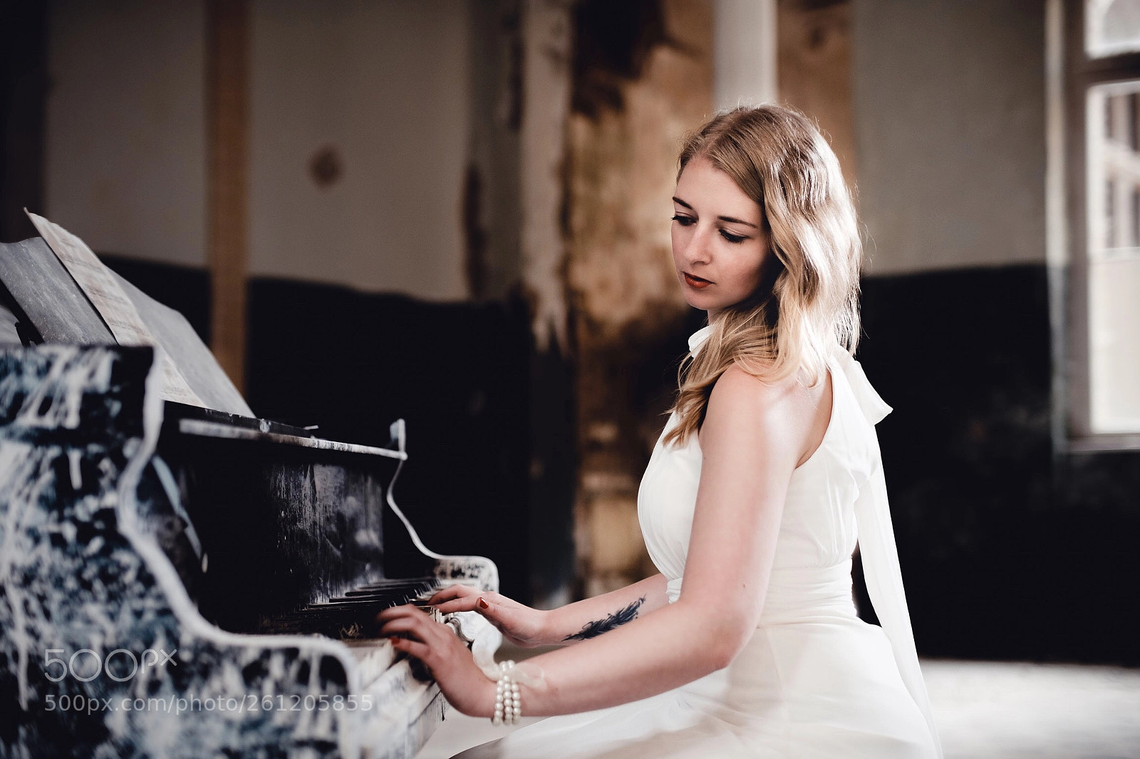 Fujifilm X-T2 sample photo. Lady at piano  photography