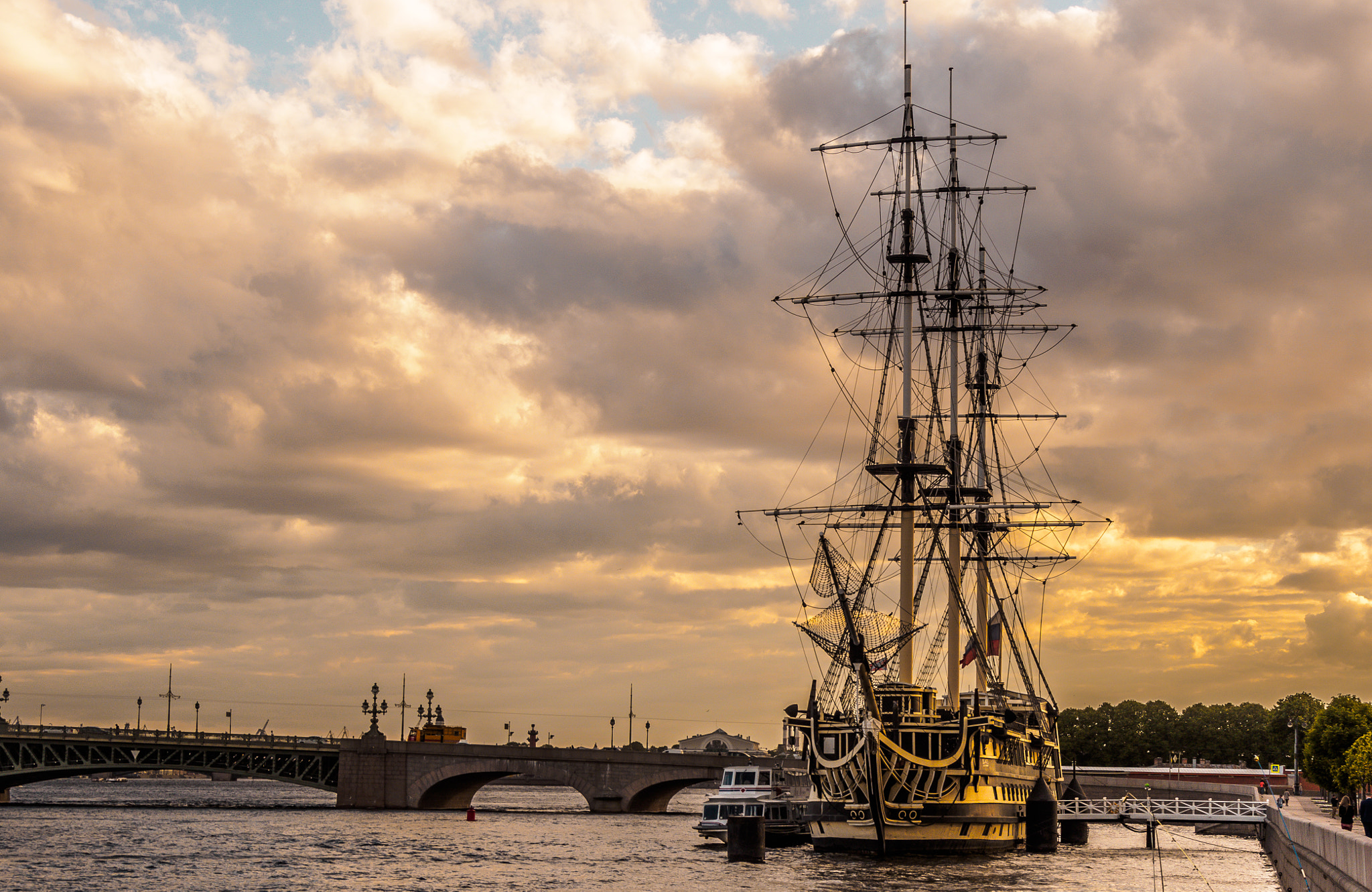 Olympus PEN E-PL7 sample photo. Golden sunset photography