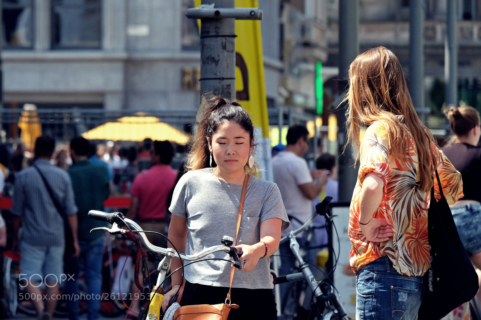 Fujifilm X-T10 sample photo. Alone in the crowd photography