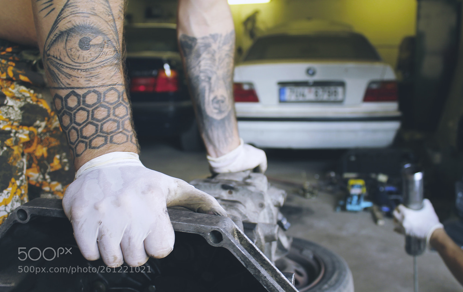 Canon EOS 1100D (EOS Rebel T3 / EOS Kiss X50) sample photo. Tattoed man's hands in photography