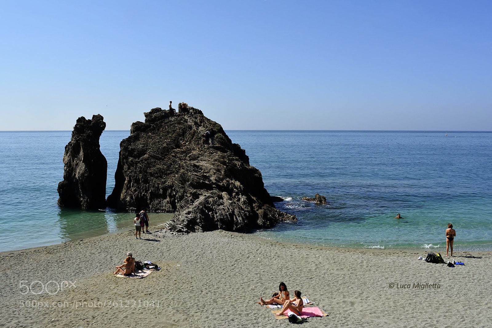 Nikon D5200 sample photo. Sunbathing in monterosso photography