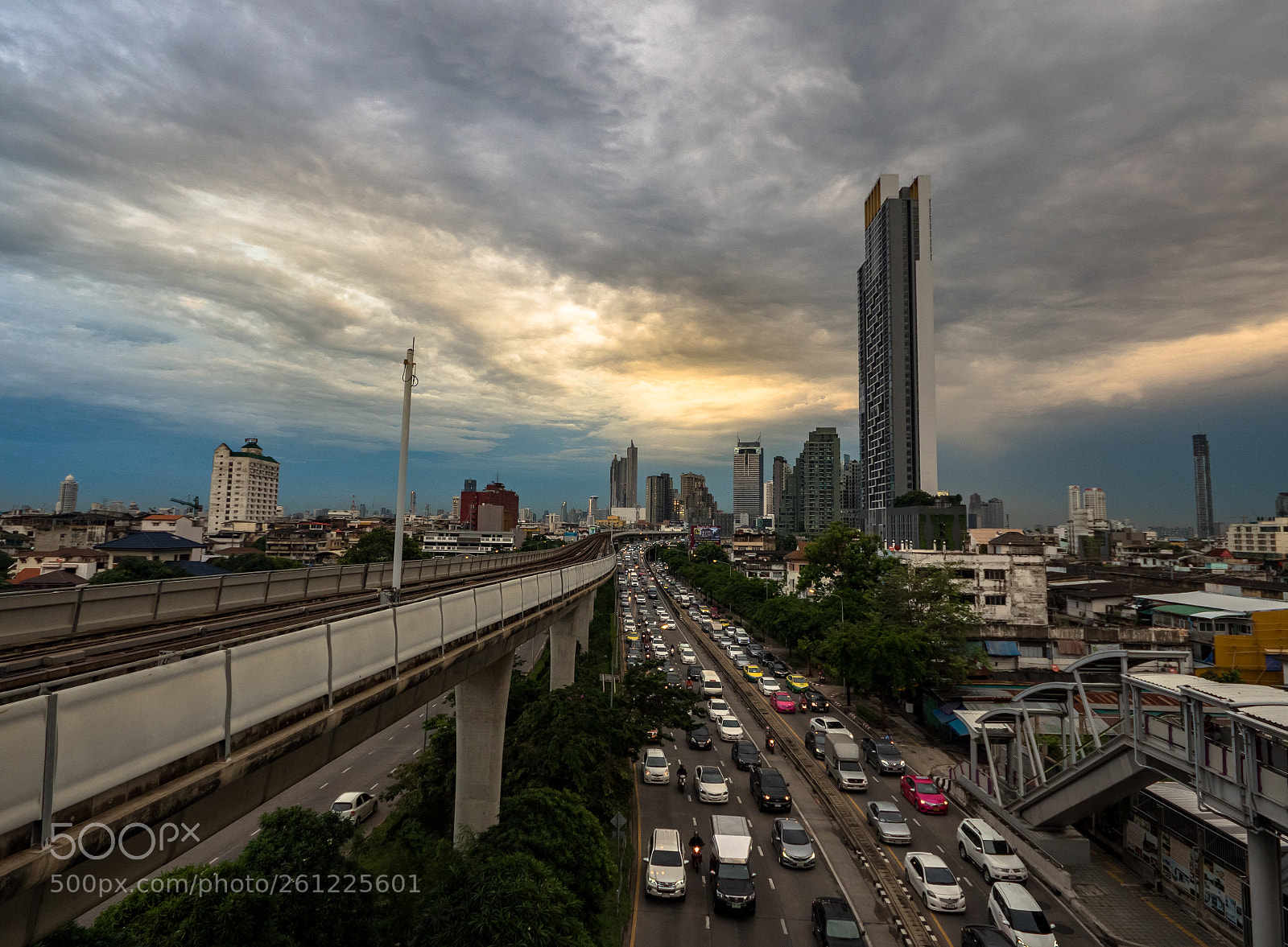 Olympus OM-D E-M5 II sample photo. Traffic in my city. photography