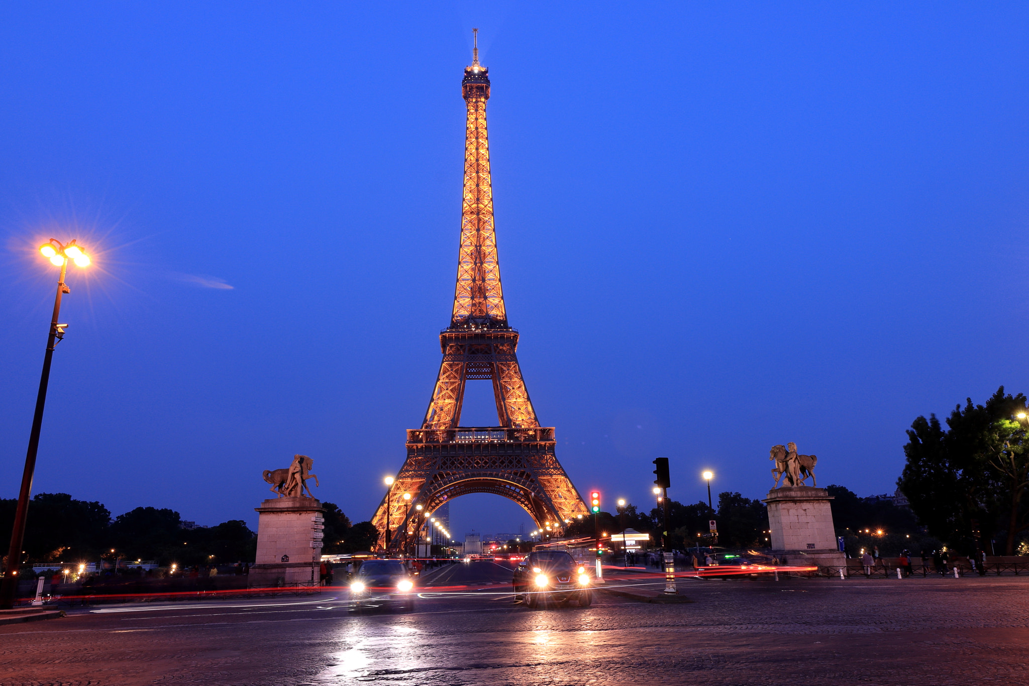 Canon EF-S 10-18mm F4.5–5.6 IS STM sample photo. Eiffel tower after sunset photography