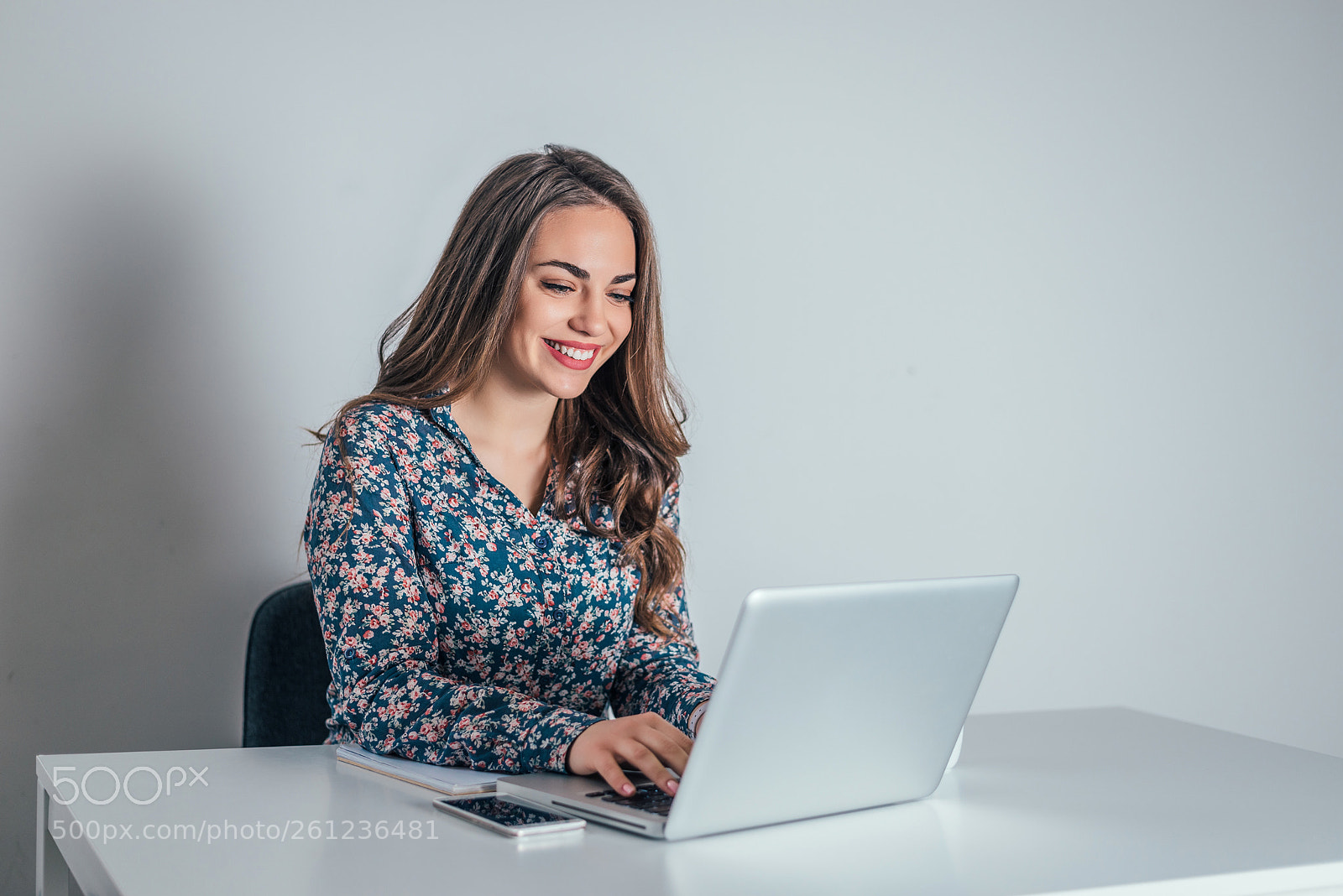 Nikon D610 sample photo. Young positive female worker photography