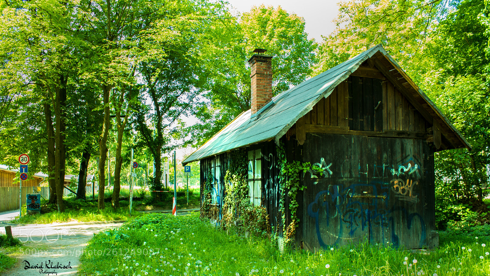 Canon EOS 750D (EOS Rebel T6i / EOS Kiss X8i) sample photo. Old lodge in the photography