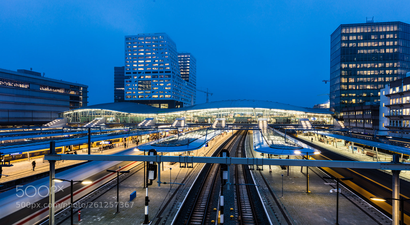 Canon EOS 5DS sample photo. Utrecht train station photography