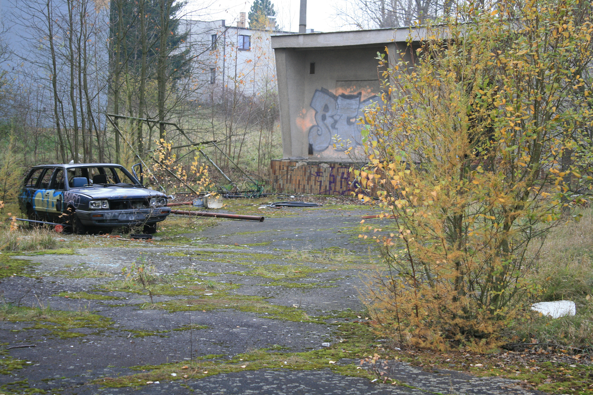 Canon EOS 400D (EOS Digital Rebel XTi / EOS Kiss Digital X) sample photo. Car in abandoned hospital photography