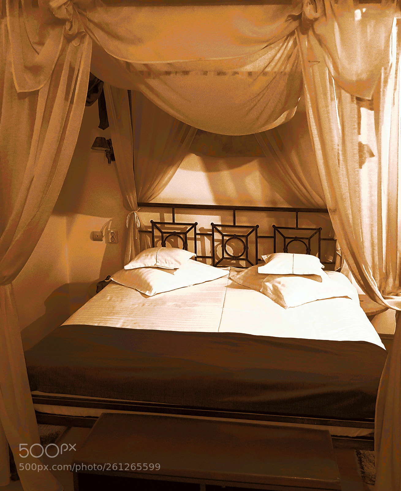 Samsung Galaxy S8 sample photo. Golden bed photography