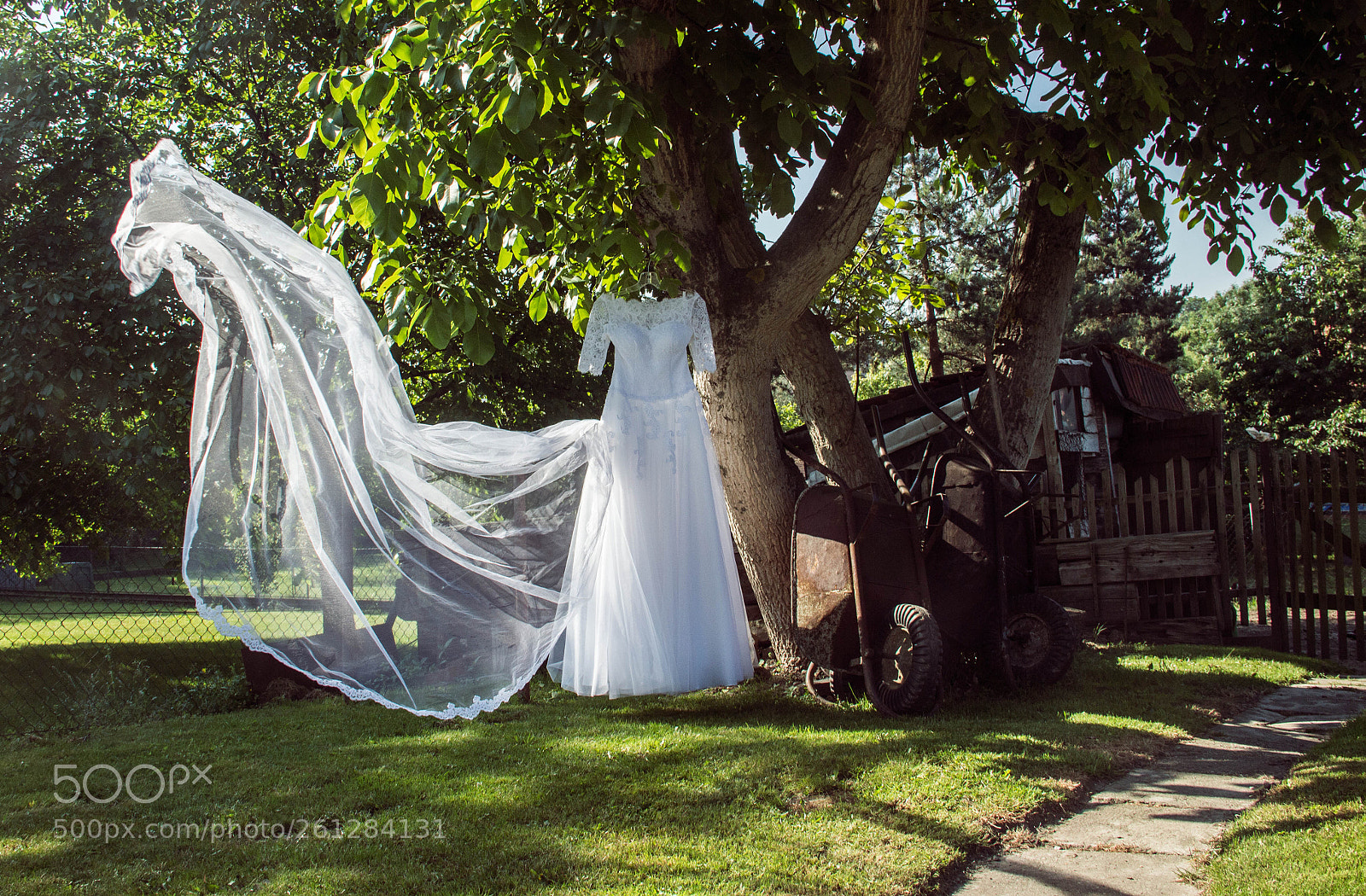 Canon EOS 700D (EOS Rebel T5i / EOS Kiss X7i) sample photo. Wedding dress photography