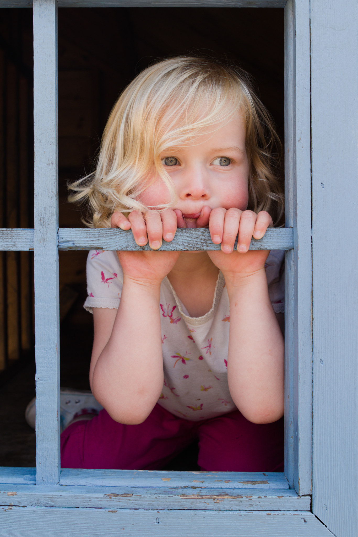 Canon EF 24mm F1.4L II USM sample photo. Girl looking out from play house photography