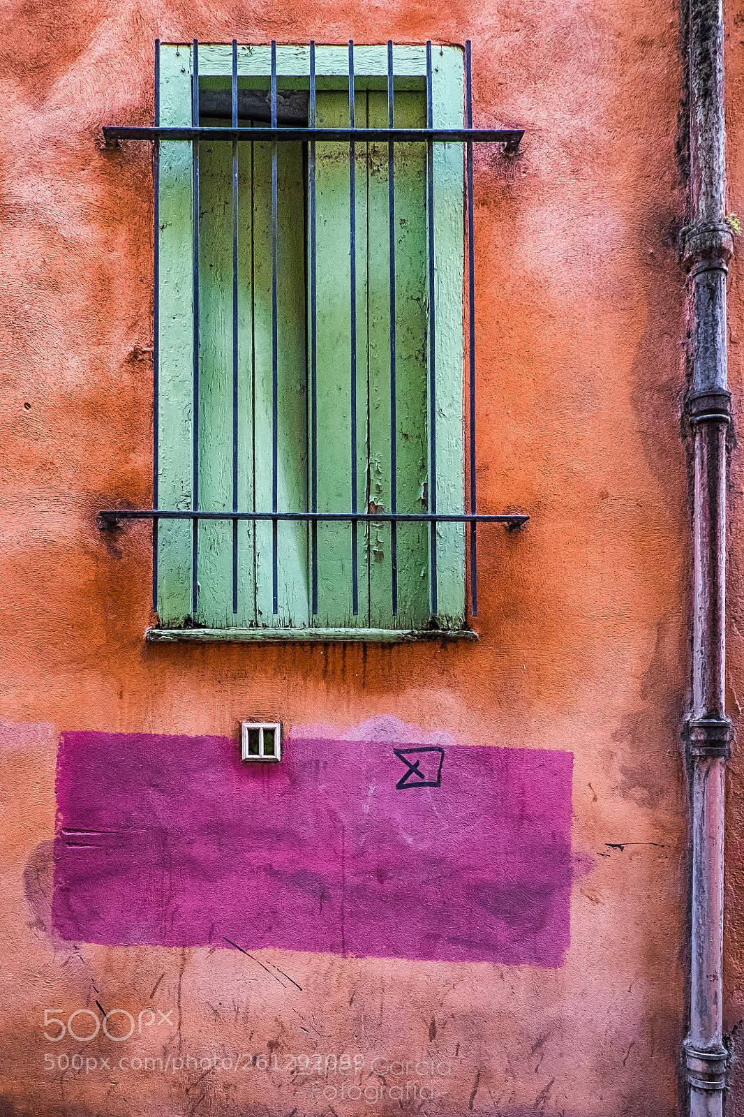 Fujifilm X-T1 sample photo. The underlined window photography