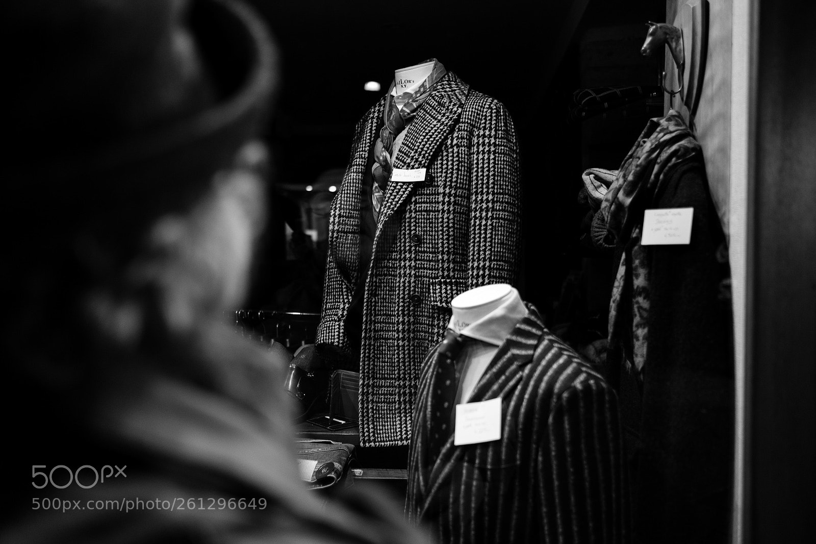 Fujifilm X-T2 sample photo. Late night window shopping photography