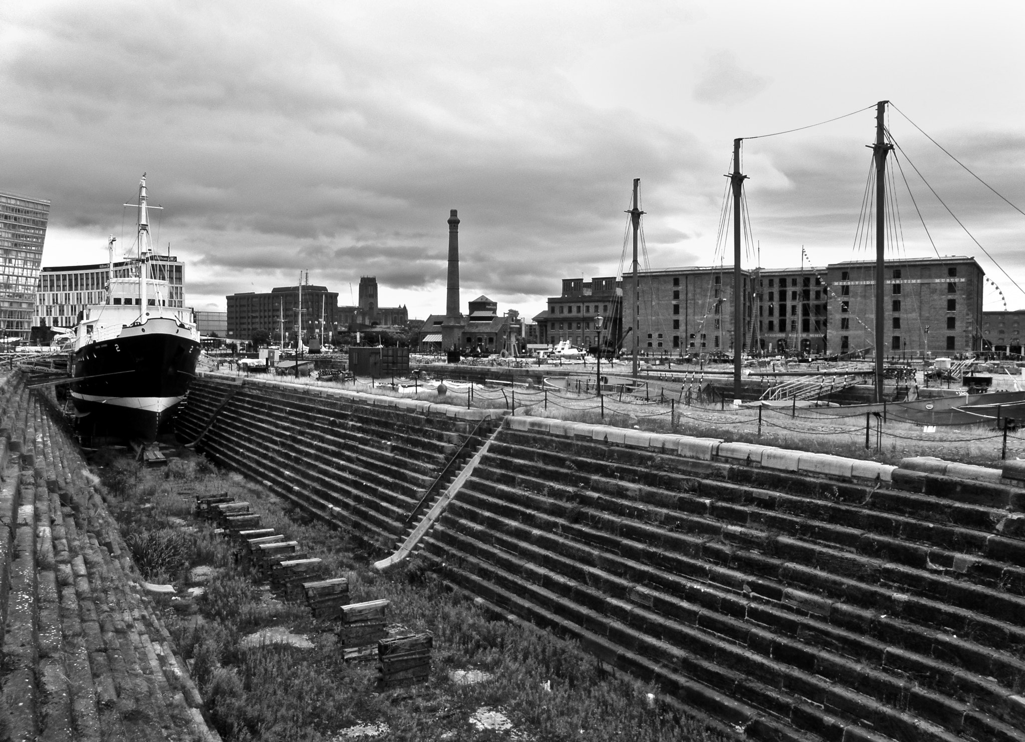 Olympus SP570UZ sample photo. Albert dock photography