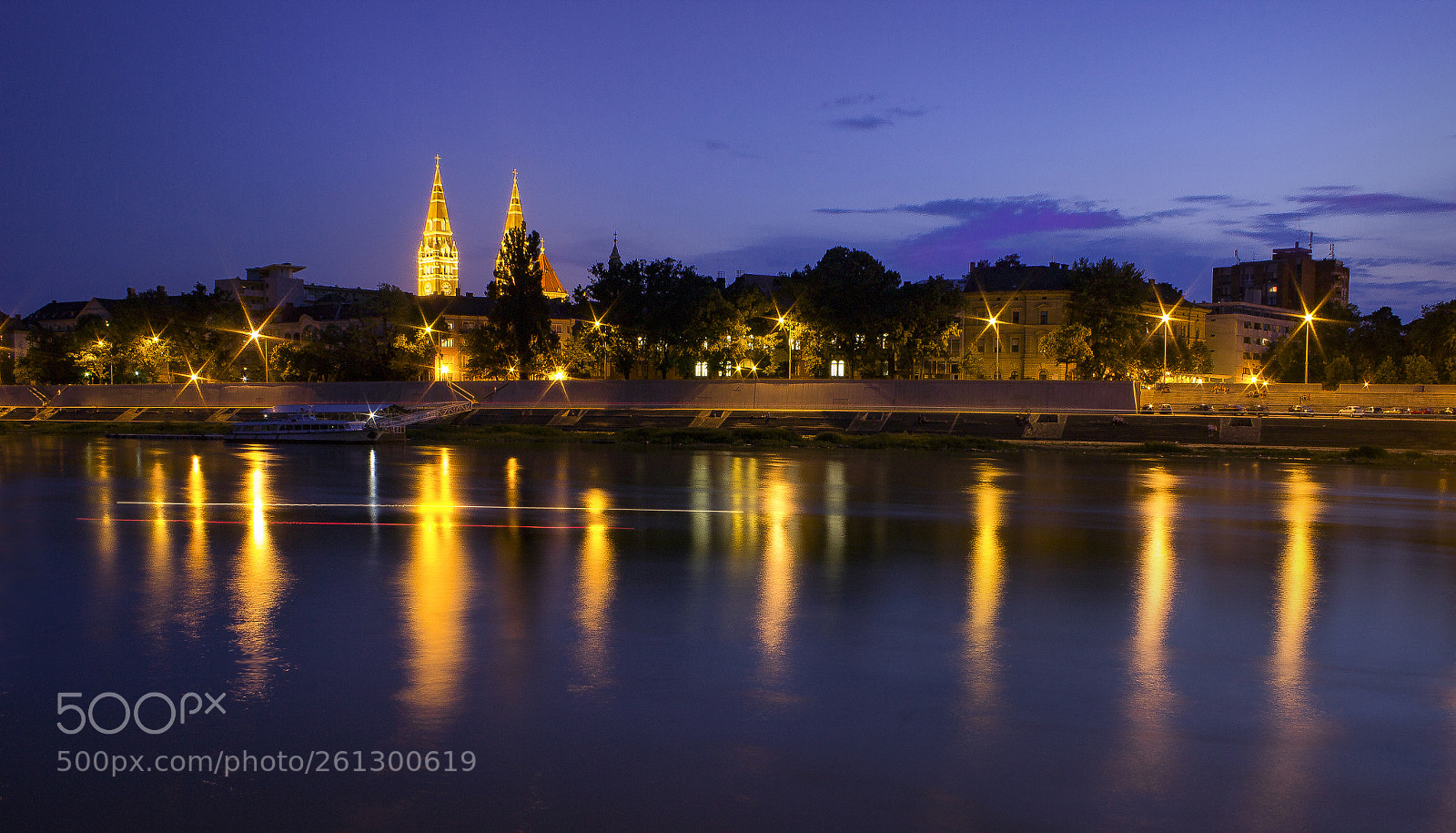 Canon EOS 600D (Rebel EOS T3i / EOS Kiss X5) sample photo. Blue hour photography