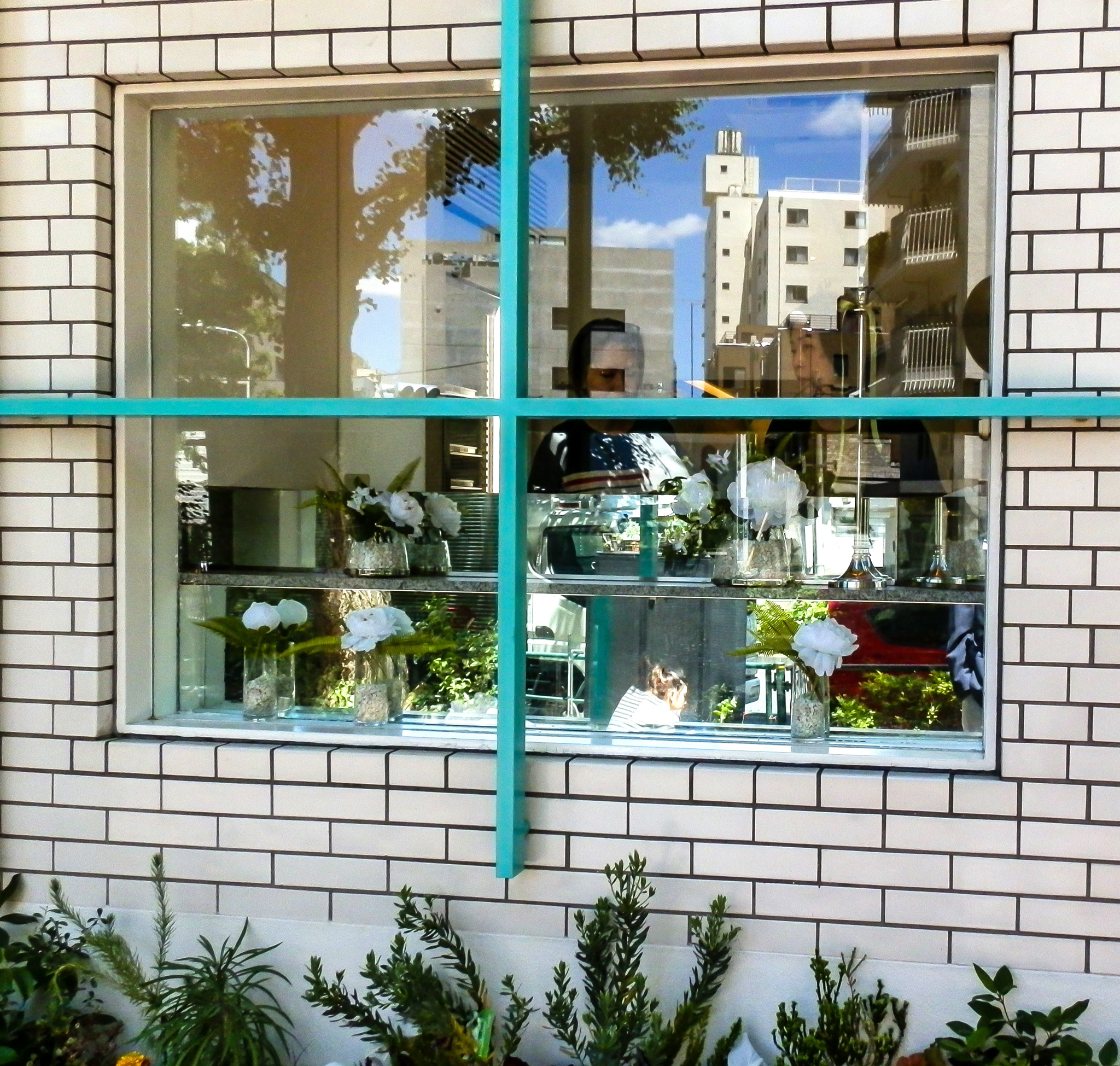 Olympus SZ-10 sample photo. Scenery reflected in the window photography
