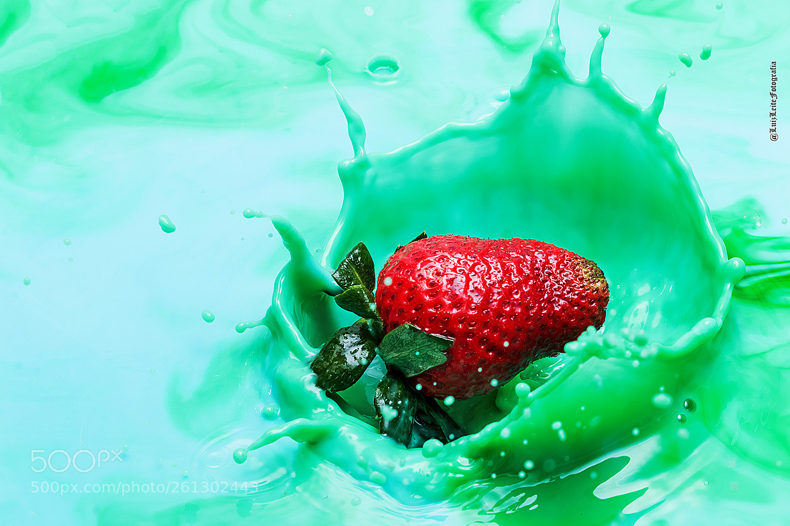 Canon EOS 70D sample photo. Splash, leite, pimenta, morango photography