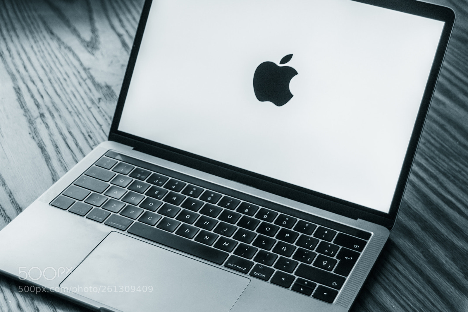 Canon EOS 1200D (EOS Rebel T5 / EOS Kiss X70 / EOS Hi) sample photo. Apple logo on laptop photography