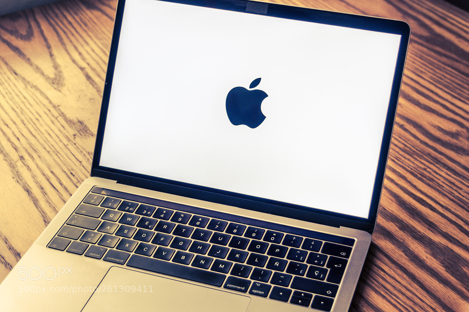 Canon EOS 1200D (EOS Rebel T5 / EOS Kiss X70 / EOS Hi) sample photo. Apple logo on laptop photography