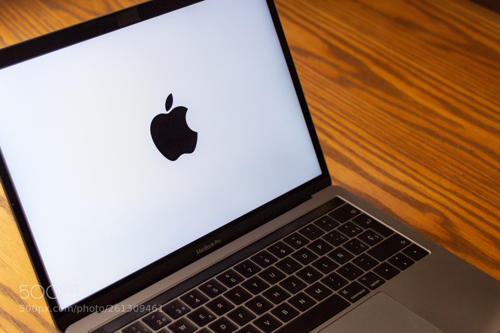 Canon EOS 1200D (EOS Rebel T5 / EOS Kiss X70 / EOS Hi) sample photo. Apple logo on laptop photography