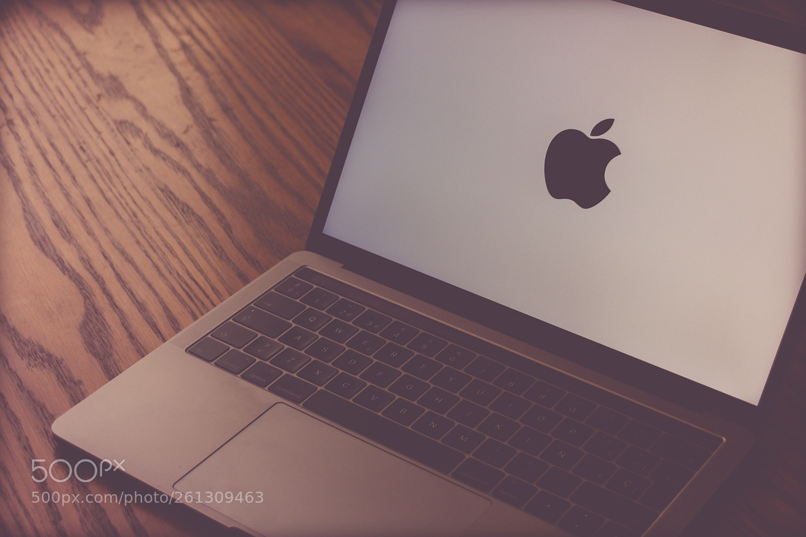 Canon EOS 1200D (EOS Rebel T5 / EOS Kiss X70 / EOS Hi) sample photo. Apple logo on laptop photography
