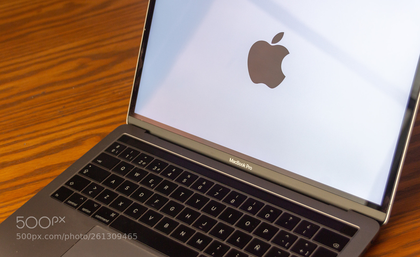 Canon EOS 1200D (EOS Rebel T5 / EOS Kiss X70 / EOS Hi) sample photo. Apple logo on laptop photography
