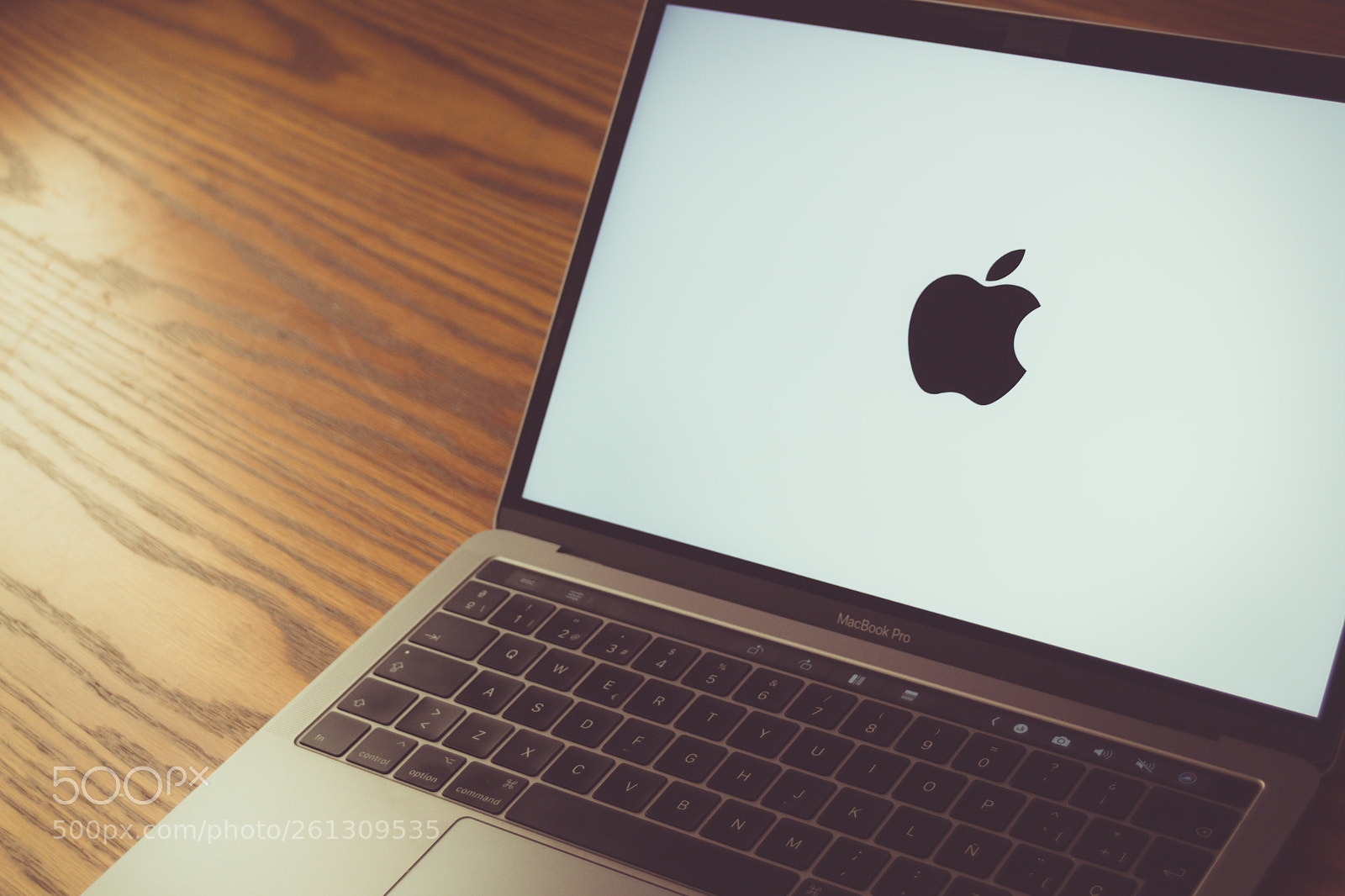 Canon EOS 1200D (EOS Rebel T5 / EOS Kiss X70 / EOS Hi) sample photo. Apple logo on laptop photography
