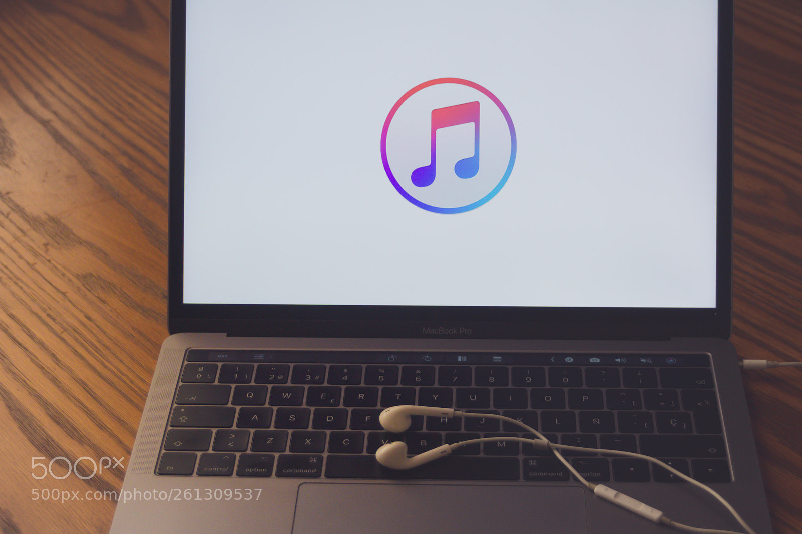 Canon EOS 1200D (EOS Rebel T5 / EOS Kiss X70 / EOS Hi) sample photo. Itunes logo on computer photography