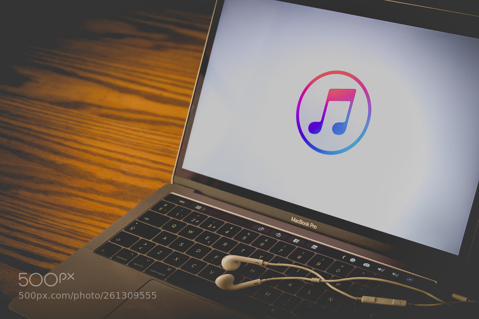 Canon EOS 1200D (EOS Rebel T5 / EOS Kiss X70 / EOS Hi) sample photo. Itunes logo on computer photography