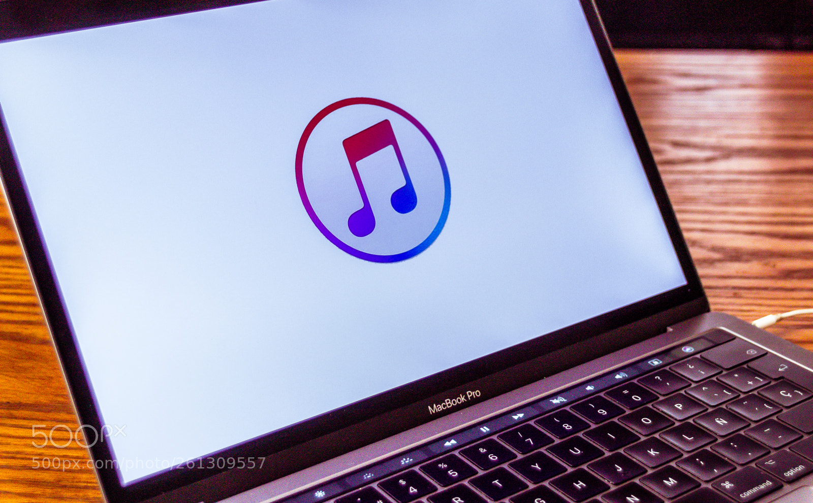 Canon EOS 1200D (EOS Rebel T5 / EOS Kiss X70 / EOS Hi) sample photo. Itunes logo on computer photography