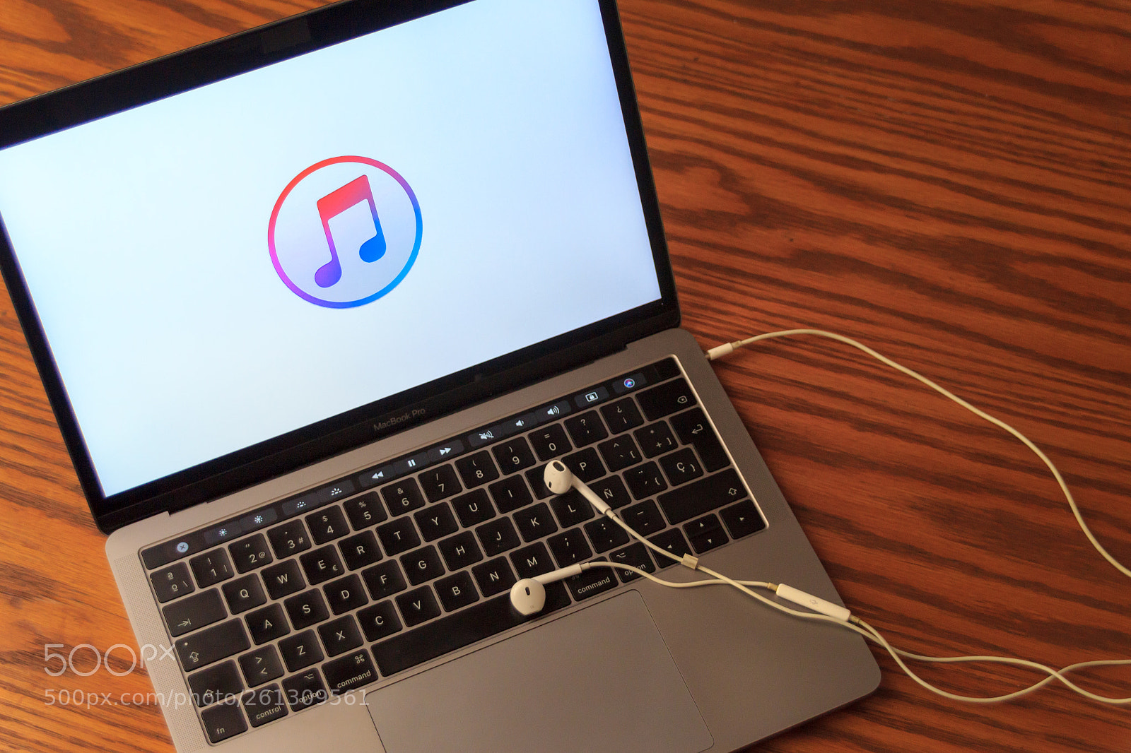 Canon EOS 1200D (EOS Rebel T5 / EOS Kiss X70 / EOS Hi) sample photo. Itunes logo on computer photography
