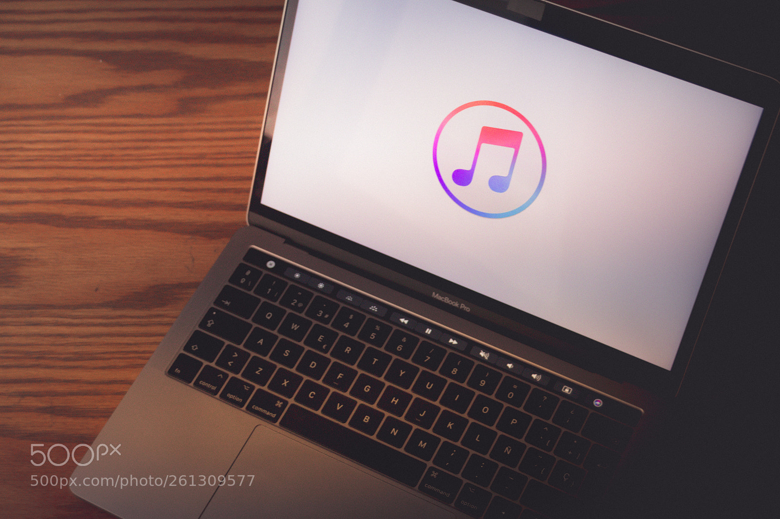 Canon EOS 1200D (EOS Rebel T5 / EOS Kiss X70 / EOS Hi) sample photo. Itunes logo on computer photography