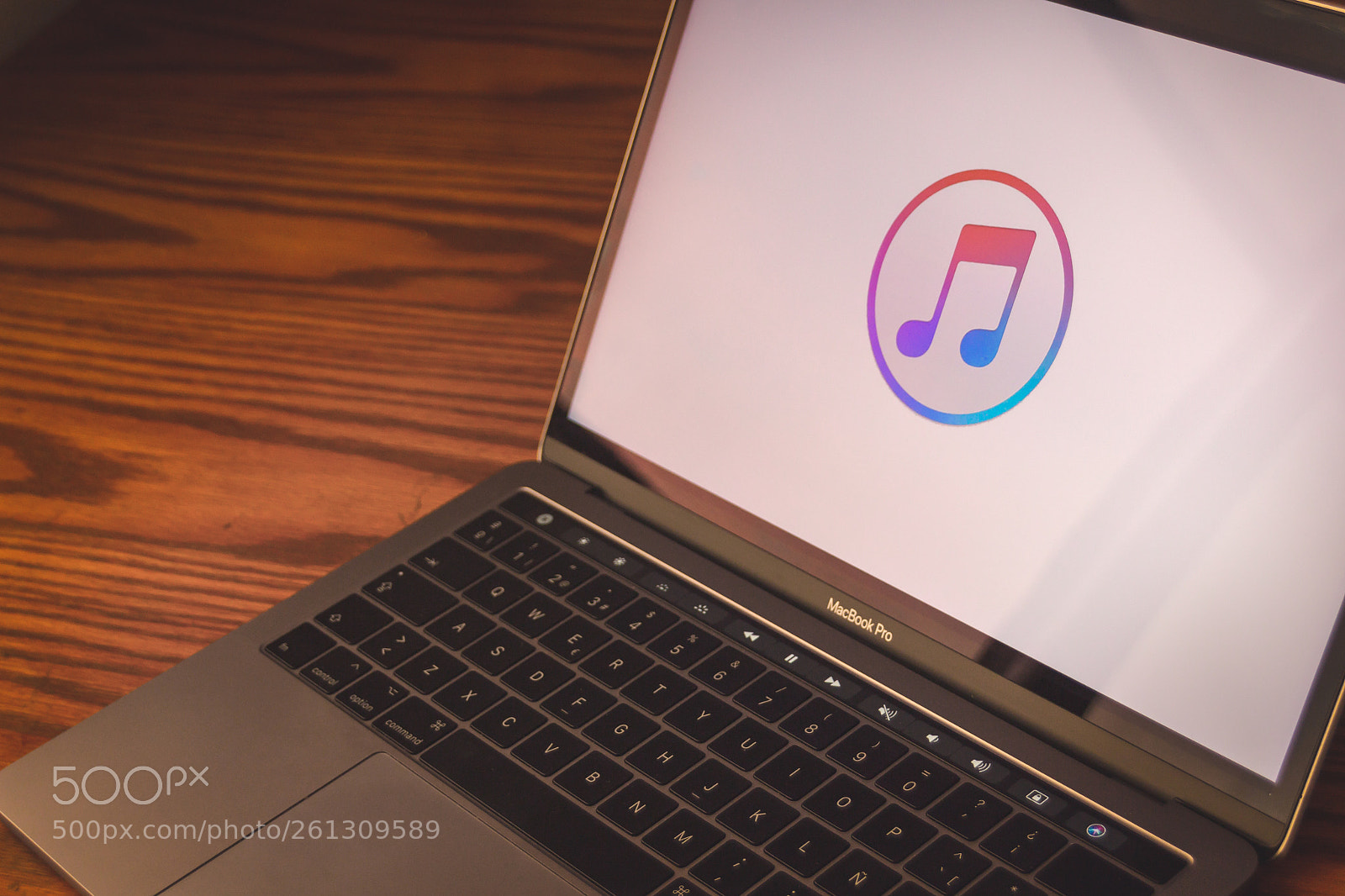 Canon EOS 1200D (EOS Rebel T5 / EOS Kiss X70 / EOS Hi) sample photo. Itunes logo on computer photography