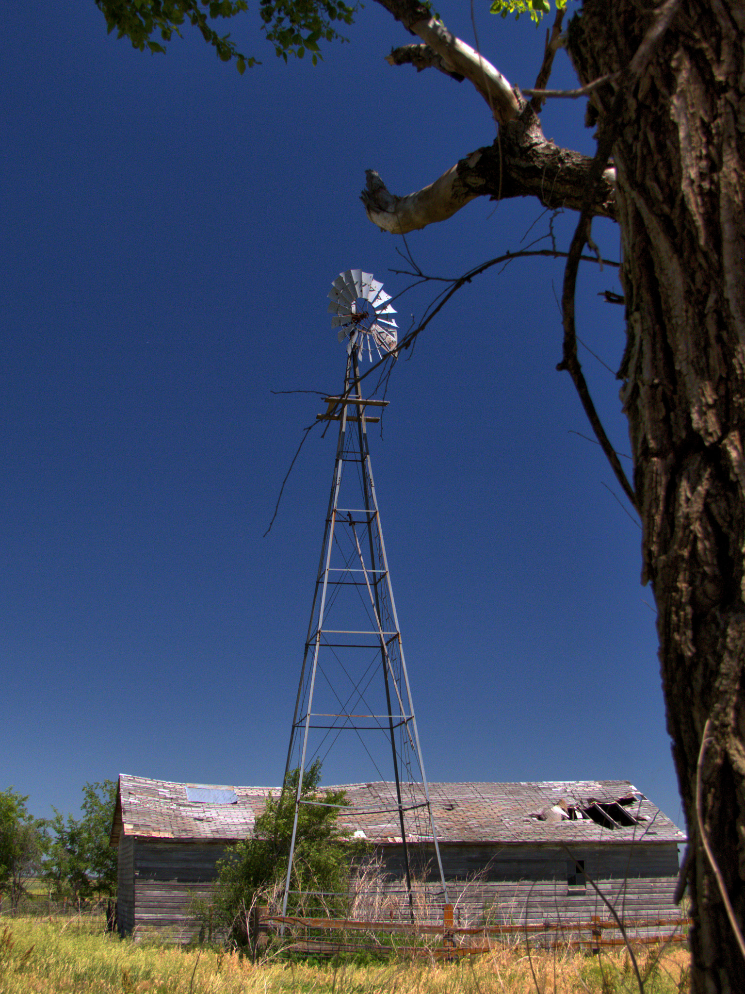 Panasonic Lumix DMC-FZ2500 (Lumix DMC-FZ2000) sample photo. Windmill and barn photography