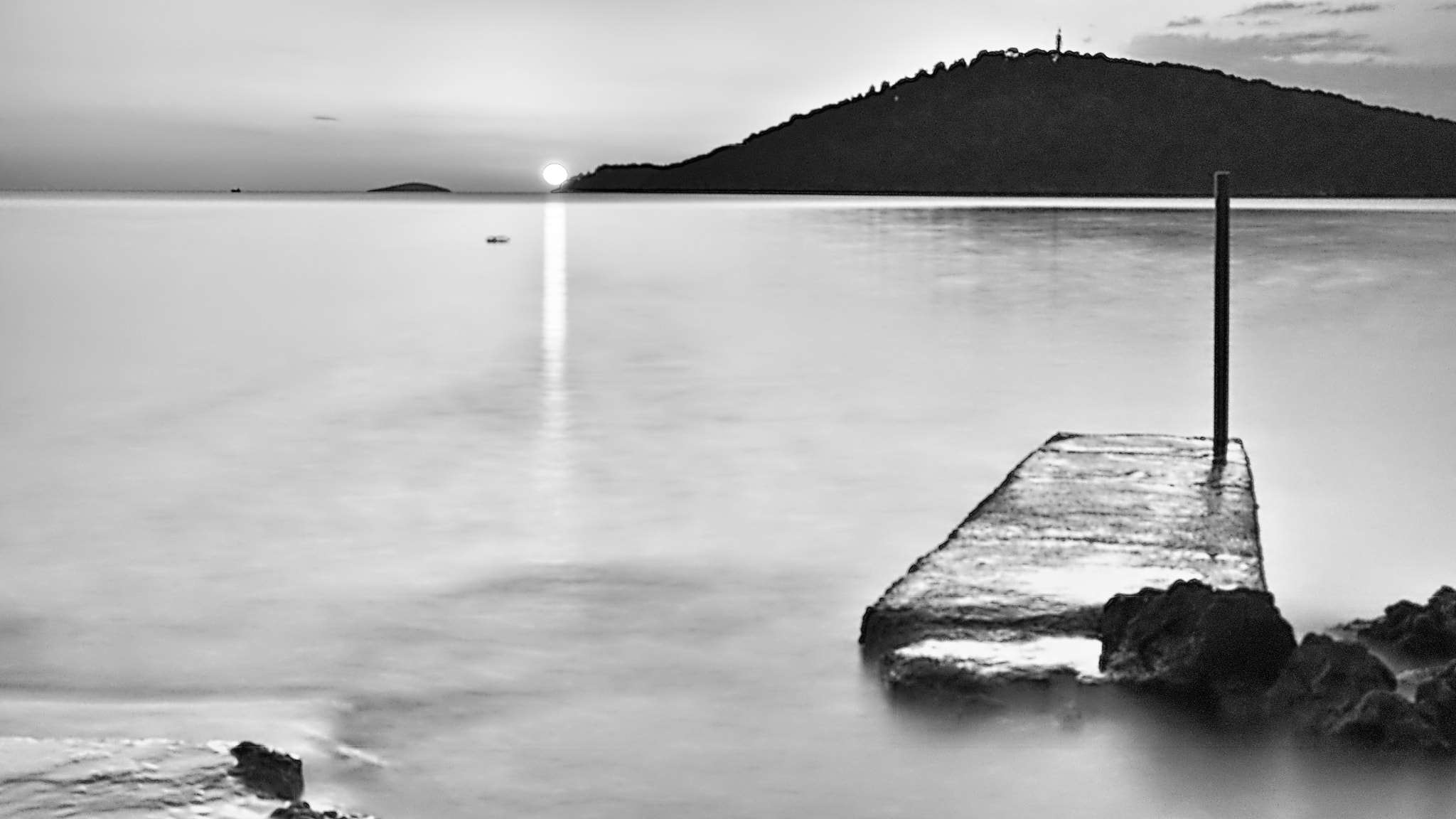 Panasonic DMC-G81 sample photo. Sunset_bw photography