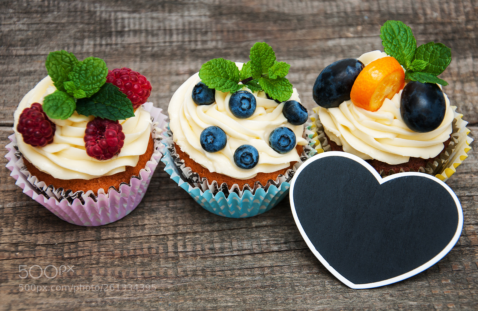Nikon D90 sample photo. Cupcakes with fresh berries photography