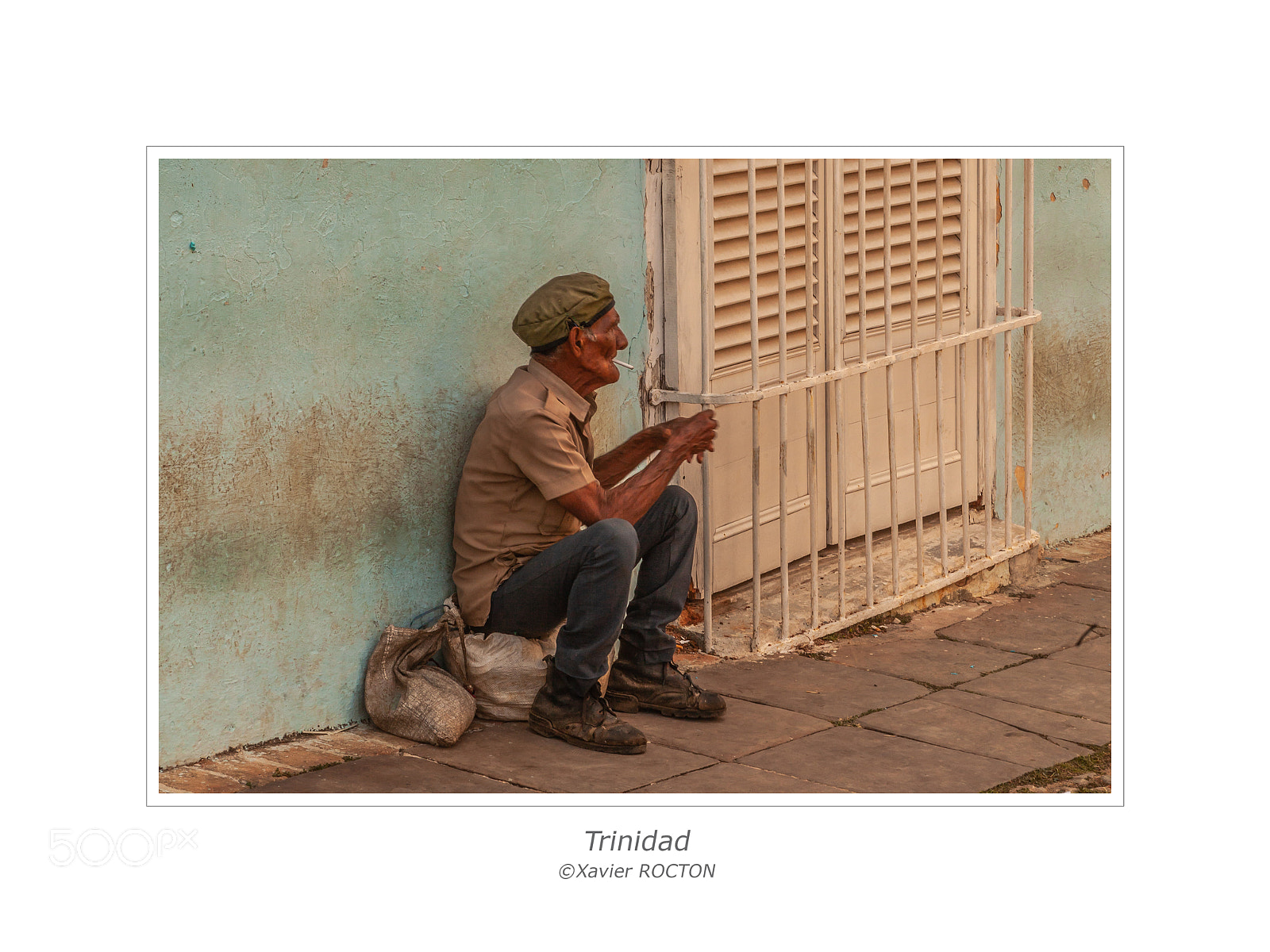 Canon EOS 5D Mark II sample photo. Homme dans la rue photography
