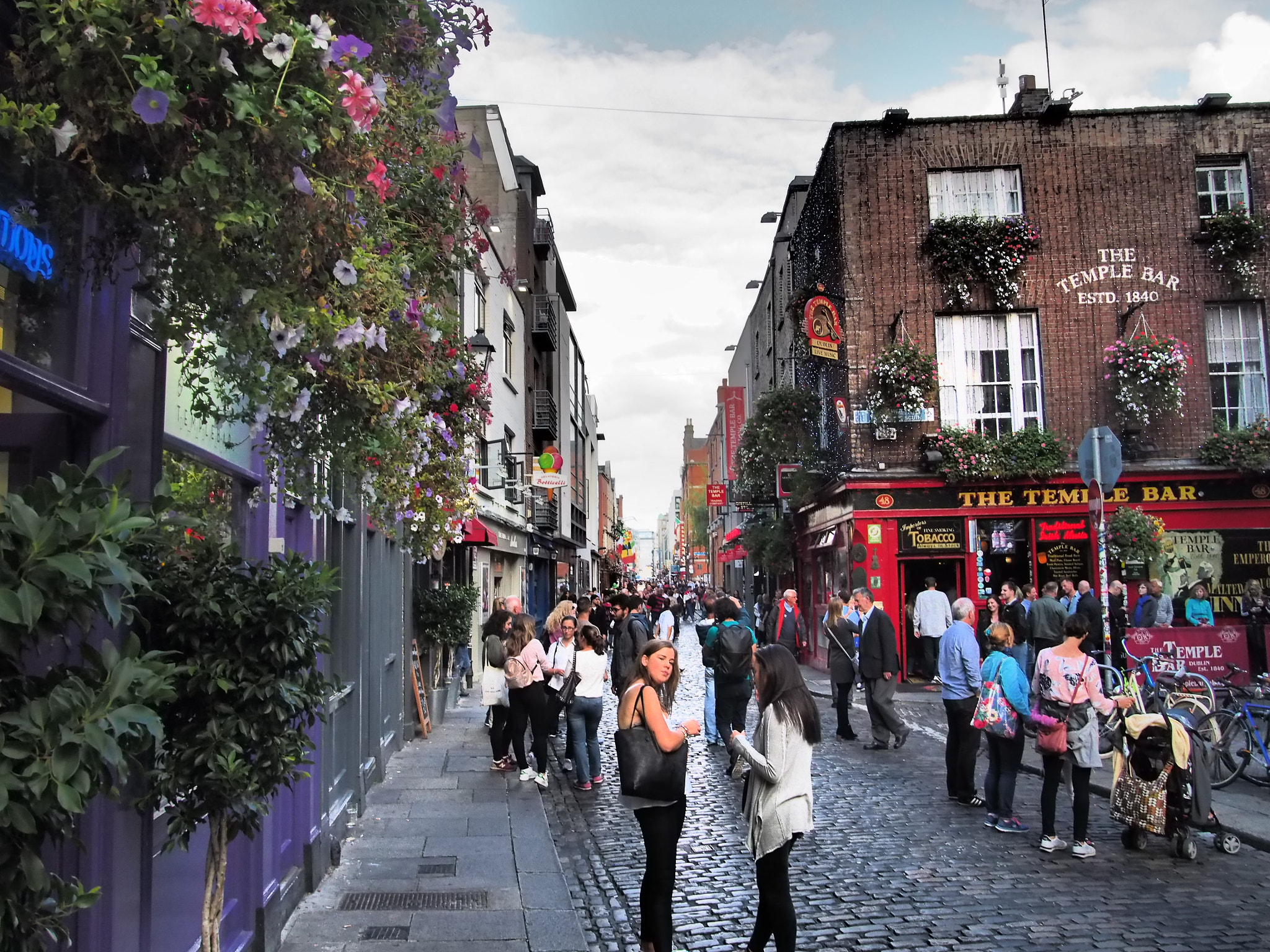 Olympus PEN E-P5 sample photo. The temple bar photography