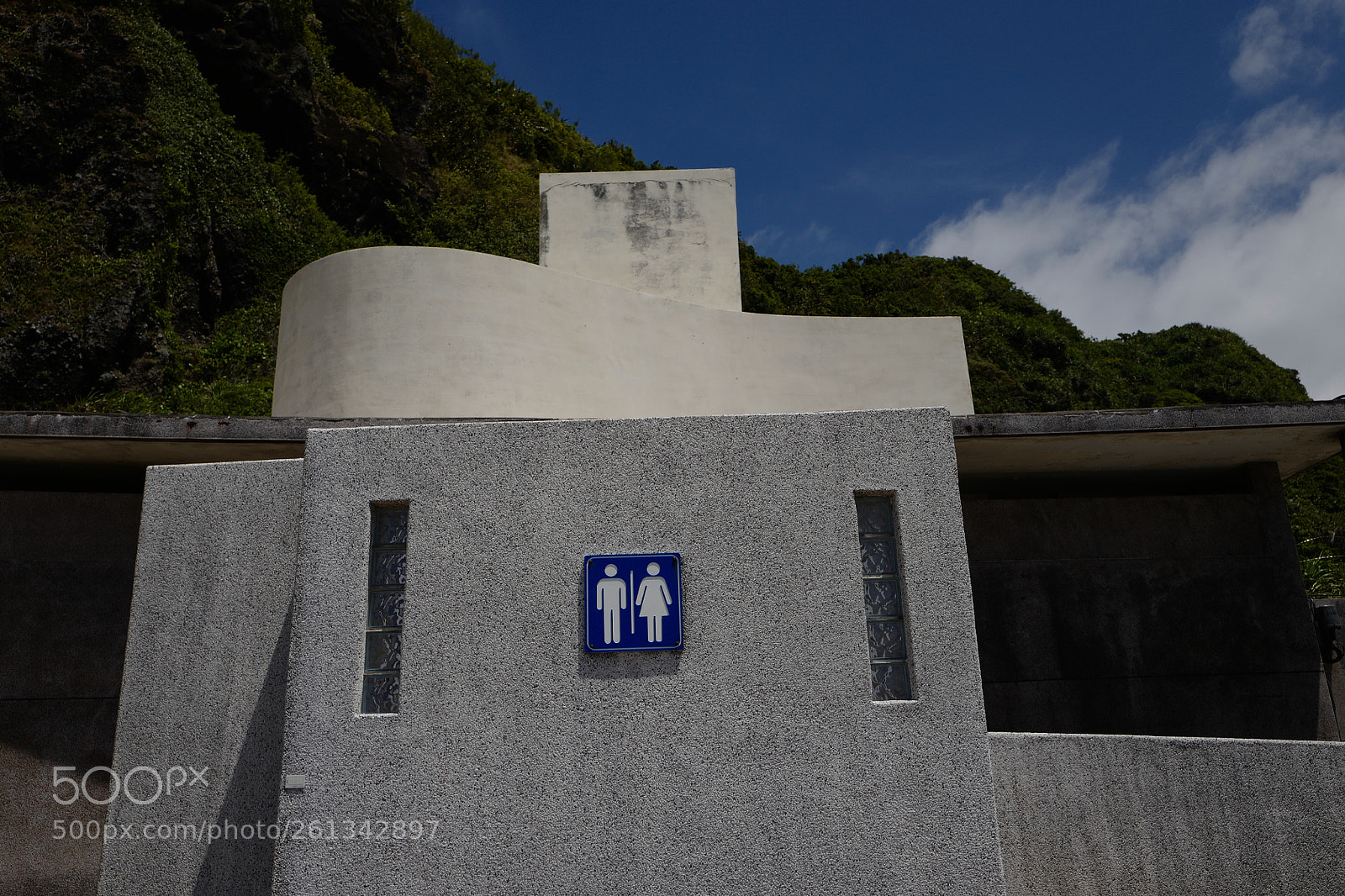 Leica Q (Typ 116) sample photo. 連洗手間的建築都顯得威嚴 photography