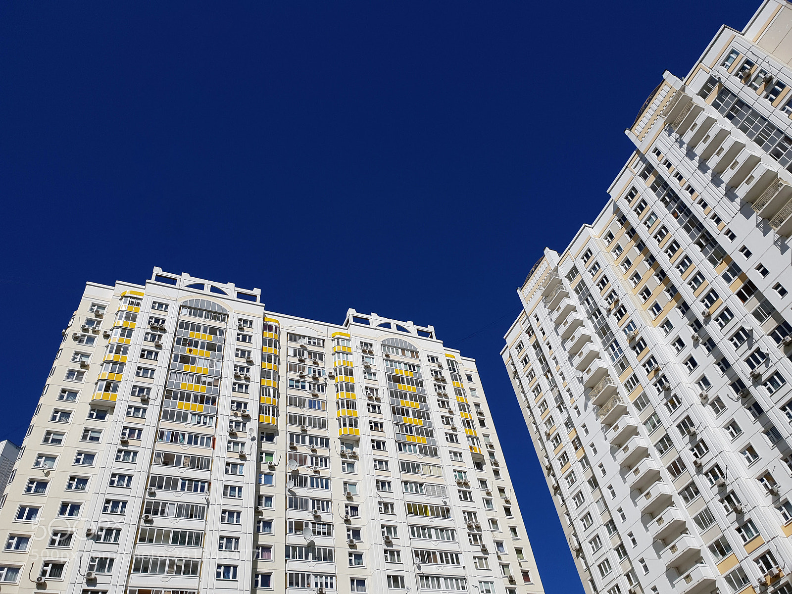 Samsung Galaxy S9+ sample photo. Typical multi-storey houses in photography