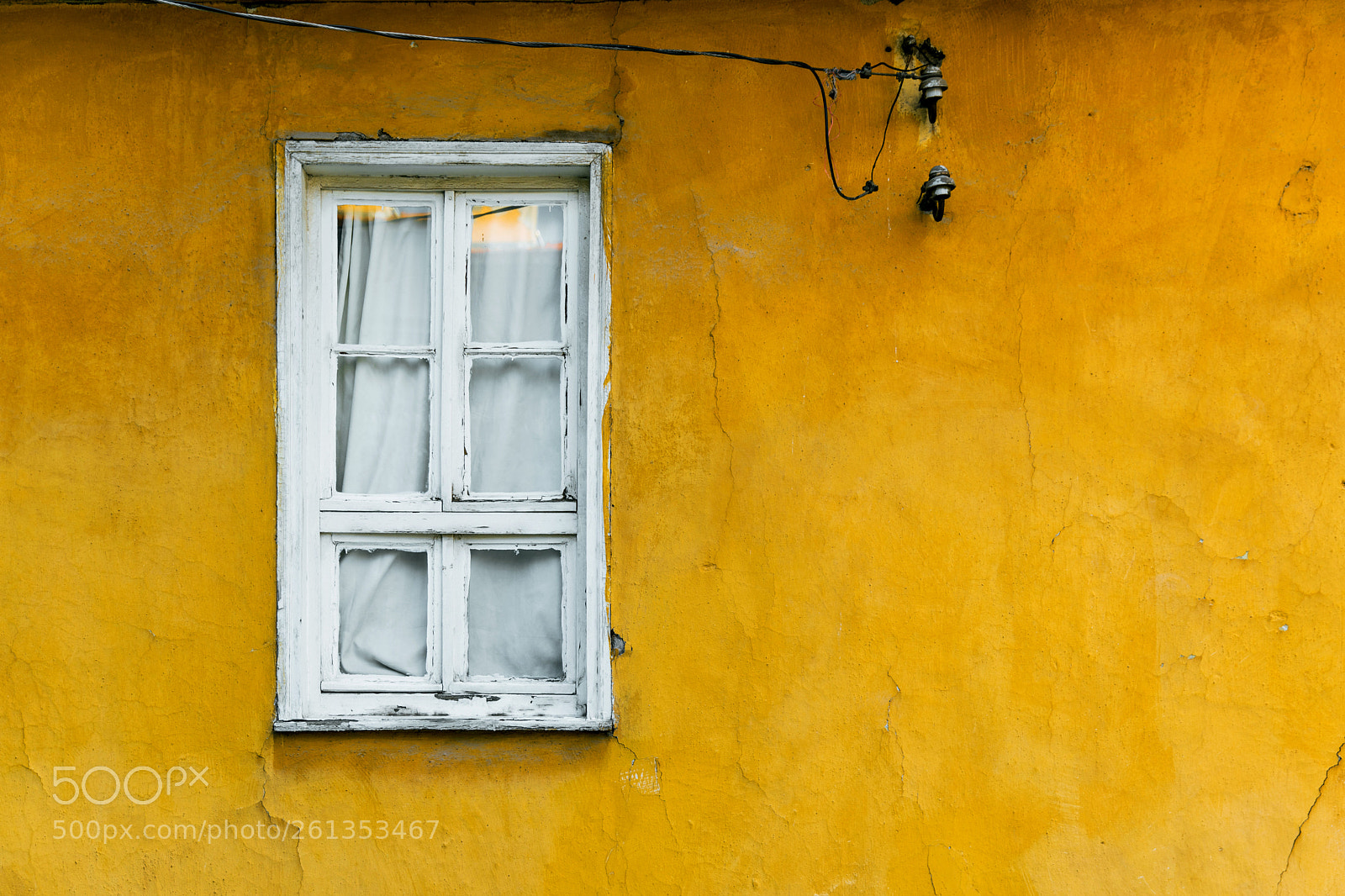Canon EOS 5D Mark IV sample photo. Sarı ev penceresi photography