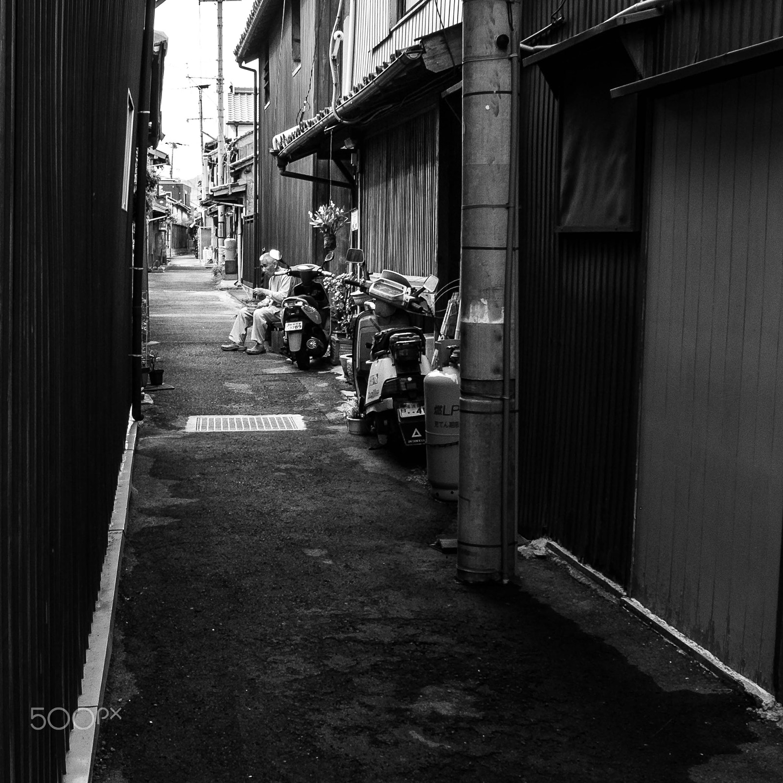 Ricoh GR DIGITAL 4 sample photo. Alley photography