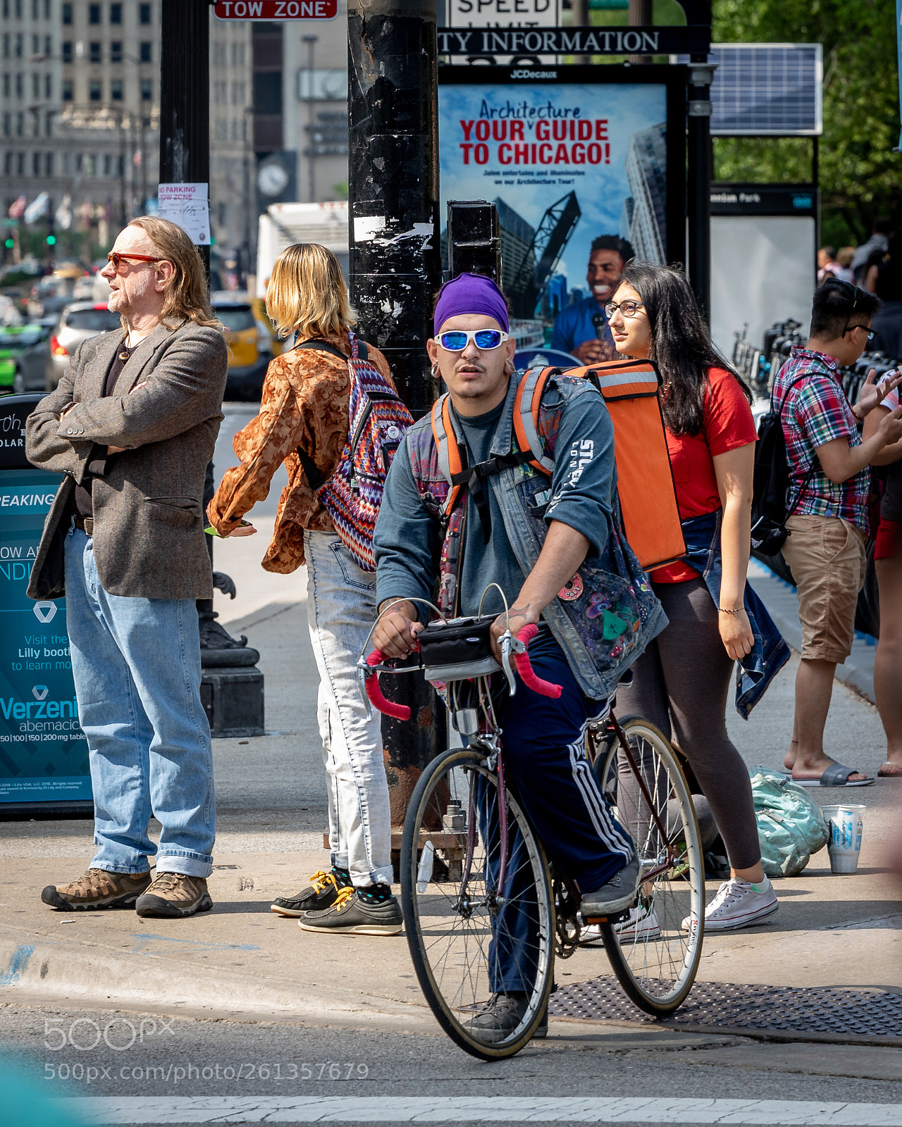 Canon EOS 5D Mark IV sample photo. Crossing the street photography