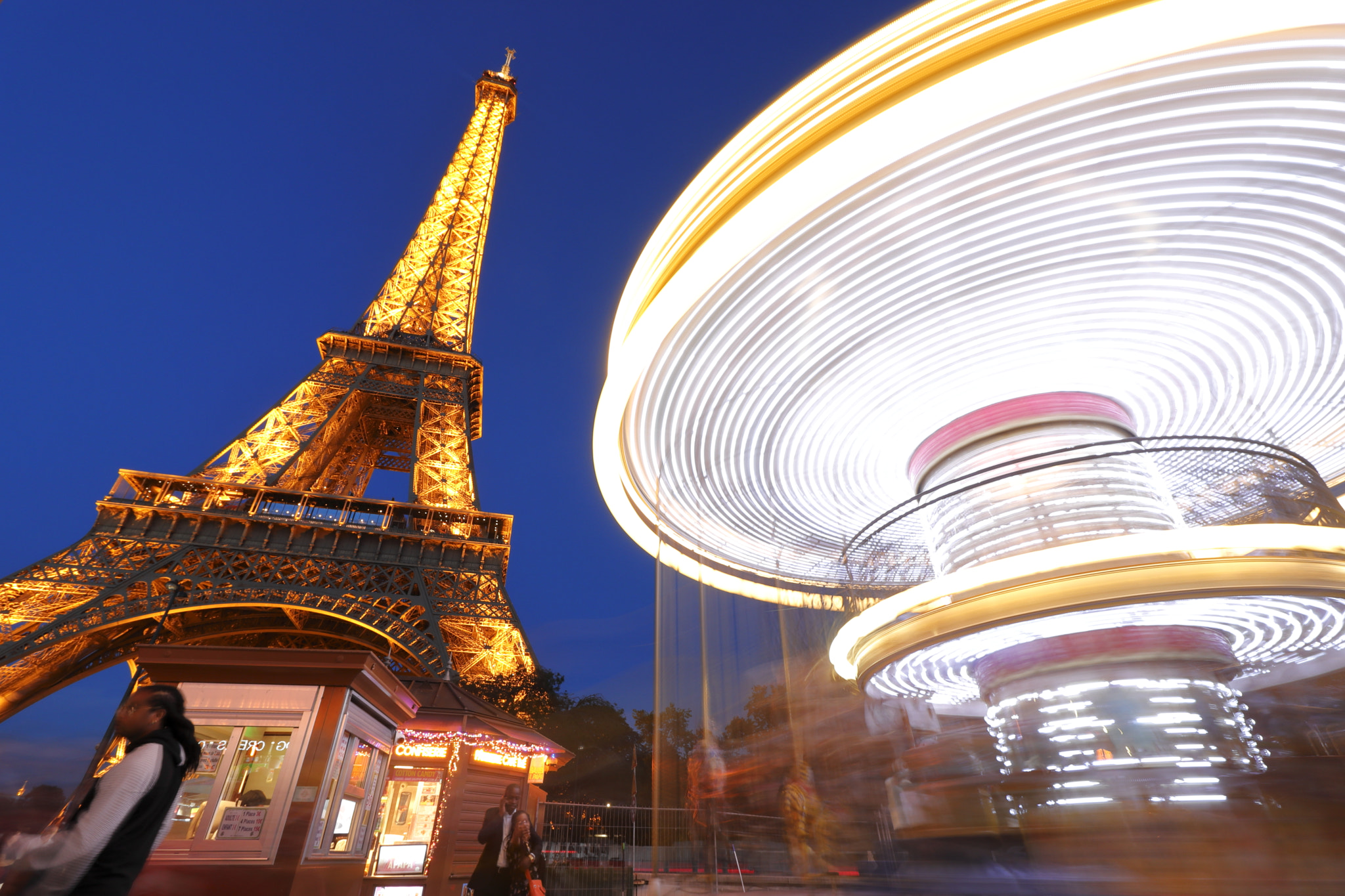 Canon EF-S 10-18mm F4.5–5.6 IS STM sample photo. Spinning carousel and the eiffel tower photography