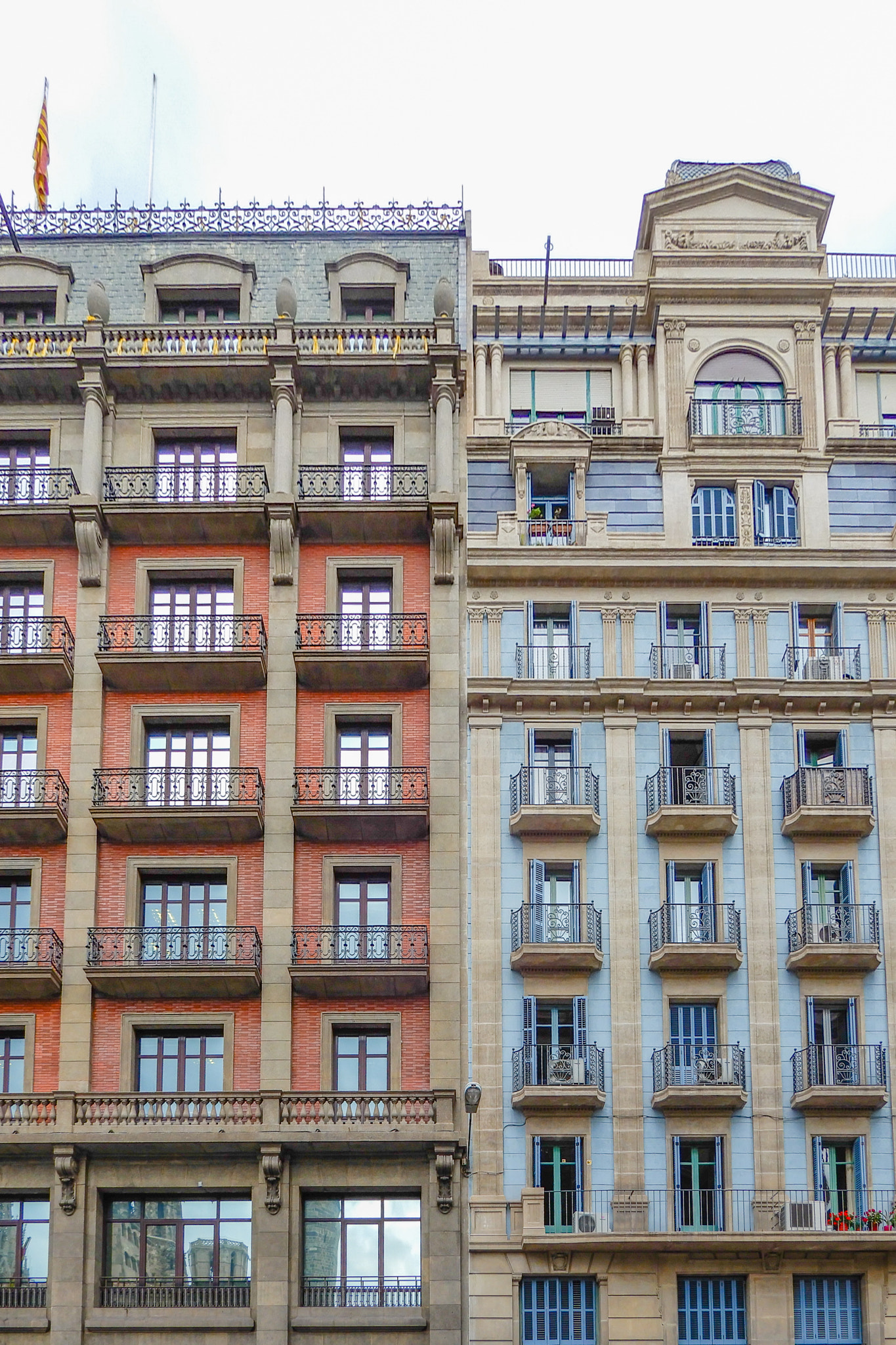 Nikon Coolpix A900 sample photo. Facade in barcelona photography